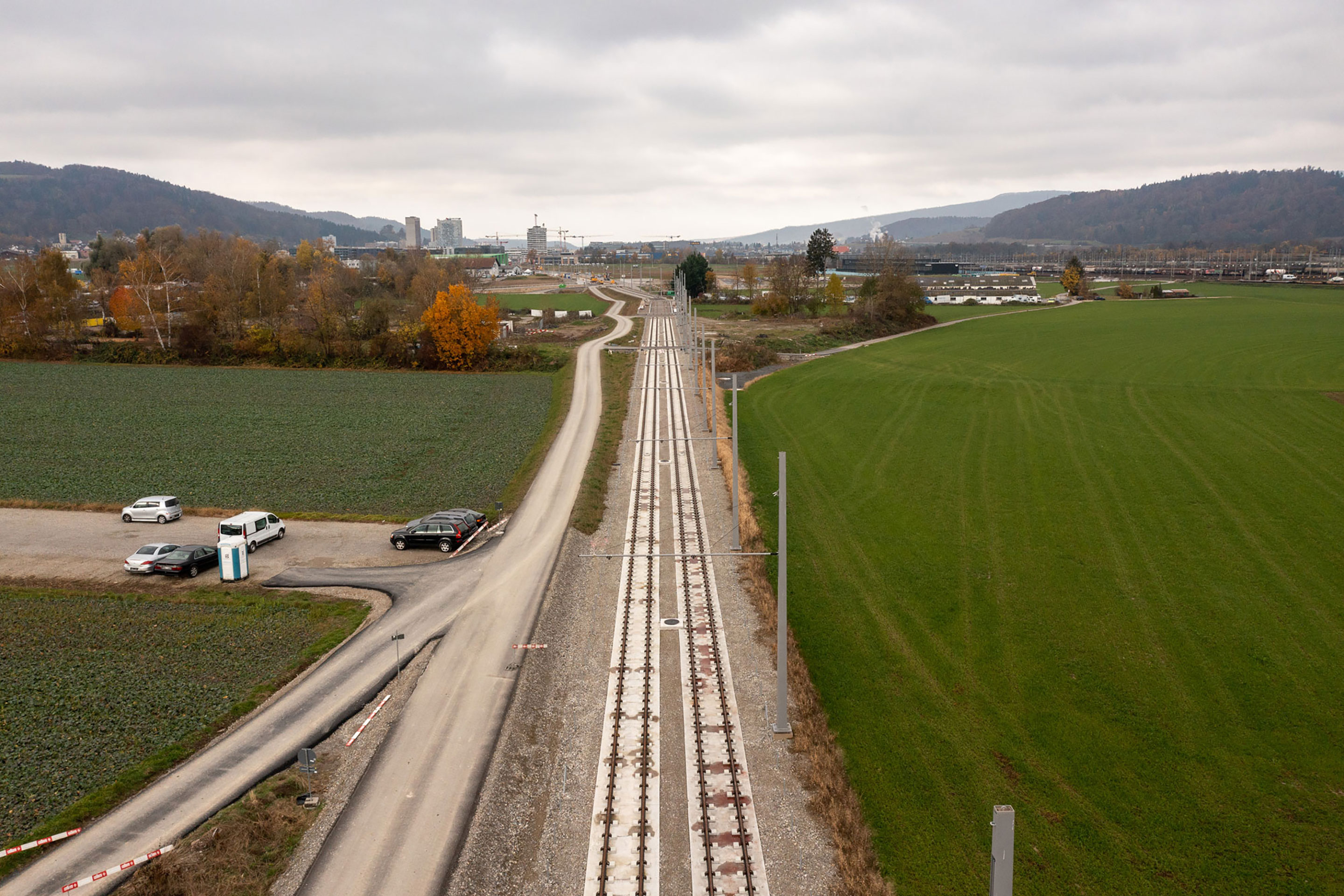 Das Niderfeld westlich von Dietikon ist das grösste zusammenhängende Entwicklungsgebiet im Limmattal. Es bietet Raum für ca. 4000 Arbeitsplätze und 3000 Einwohner. Derzeit arbeitet die Stadt Dietikon und die Grundeigentümer am Quartierplanverfahren. Mit der Erlebnisausstellung «Phänomena» wird das Areal im Jahr 2024 zwischengenutzt.