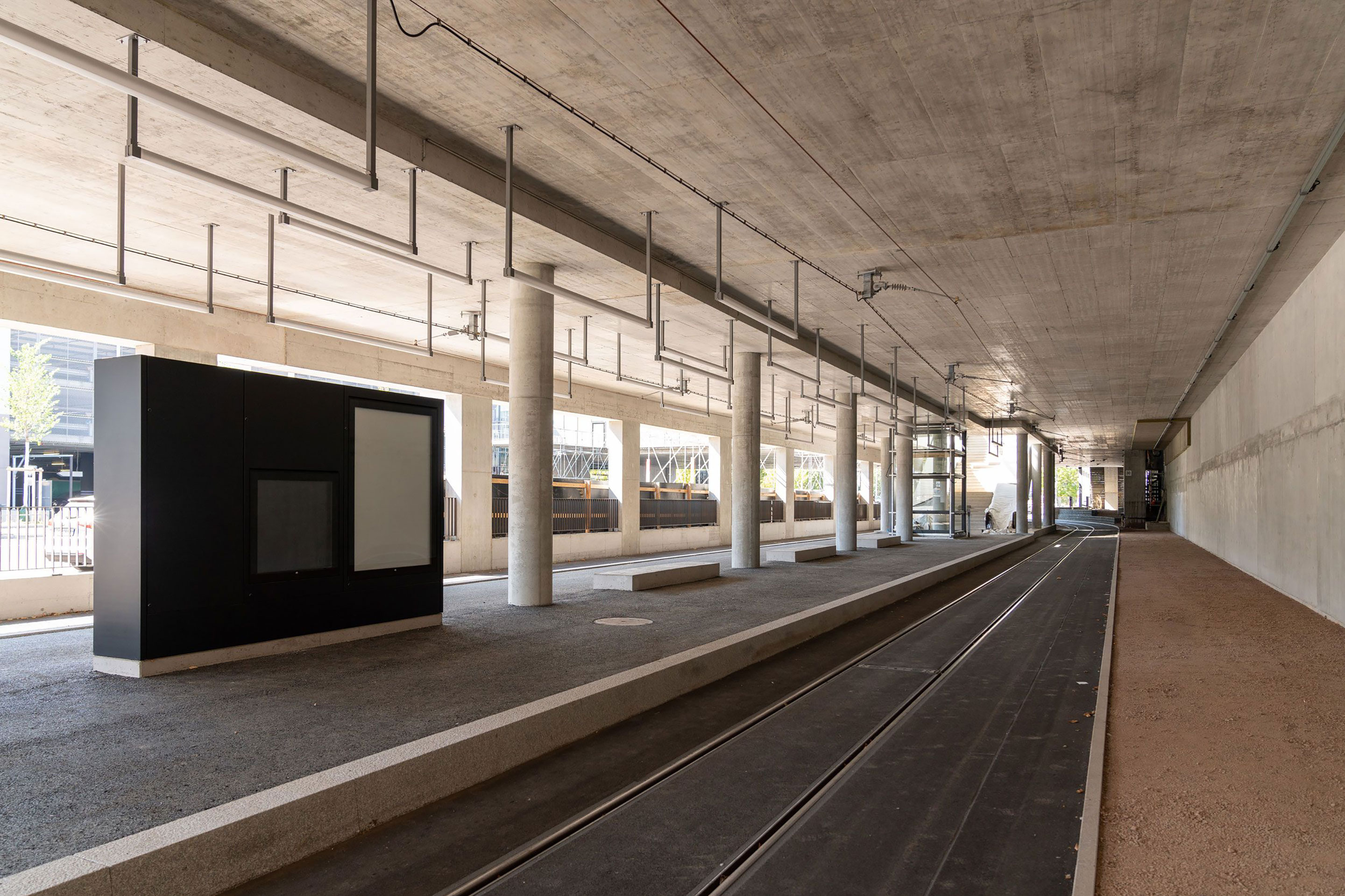 Bis Ende 2024 entstehen hier 445 Mietwohnungen mit Zugang zum grössten Shoppingcenter der Schweiz. Die Haltestelle der Limmattalbahn befindet sich unter dem Gebäudekomplex auf Erdgeschossniveau. Sie ist als halboffene Galerie gestaltet.