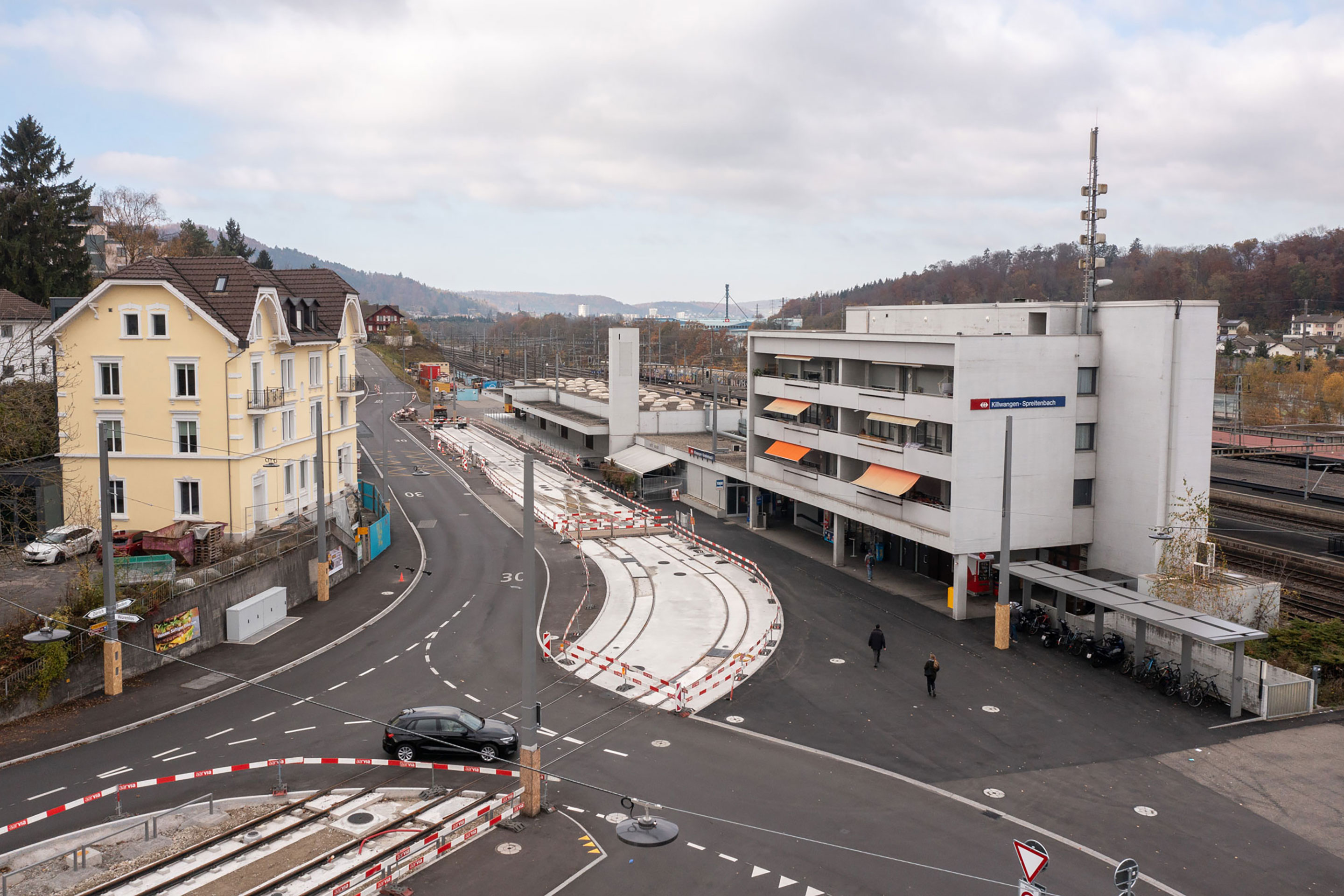 Die grau-weiss-blauen und 44 m langen Fahrzeuge beenden ihre Fahrt derzeit am Bahnhof in Killwangen. Die Diskussion über eine Fortführung bis Baden (AG) ist im Gang und die Absicht im Richtplan des Kantons Aargau eingetragen.