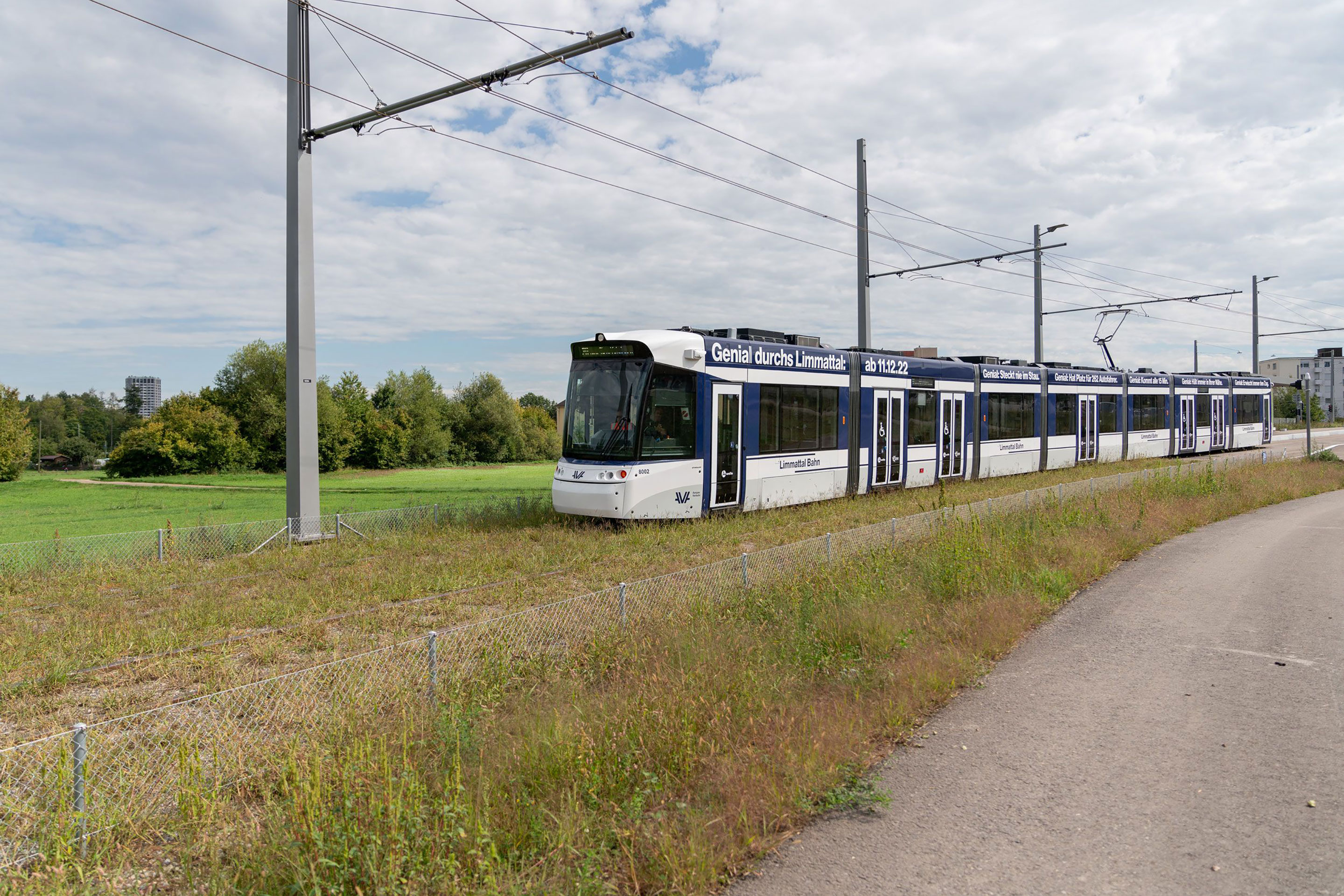 Die Limmattalbahn wird mit sechs Fahrzeugen als Linie 20 im 15-Minuten-Takt verkehren. Auf der Strecke werden Zweirichtungsfahrzeuge eingesetzt. Ihr Vorteil: Sie können in beide Richtungen fahren, ohne Wendeschlaufen an den Endhaltestellen. So konnte Platz gespart werden.