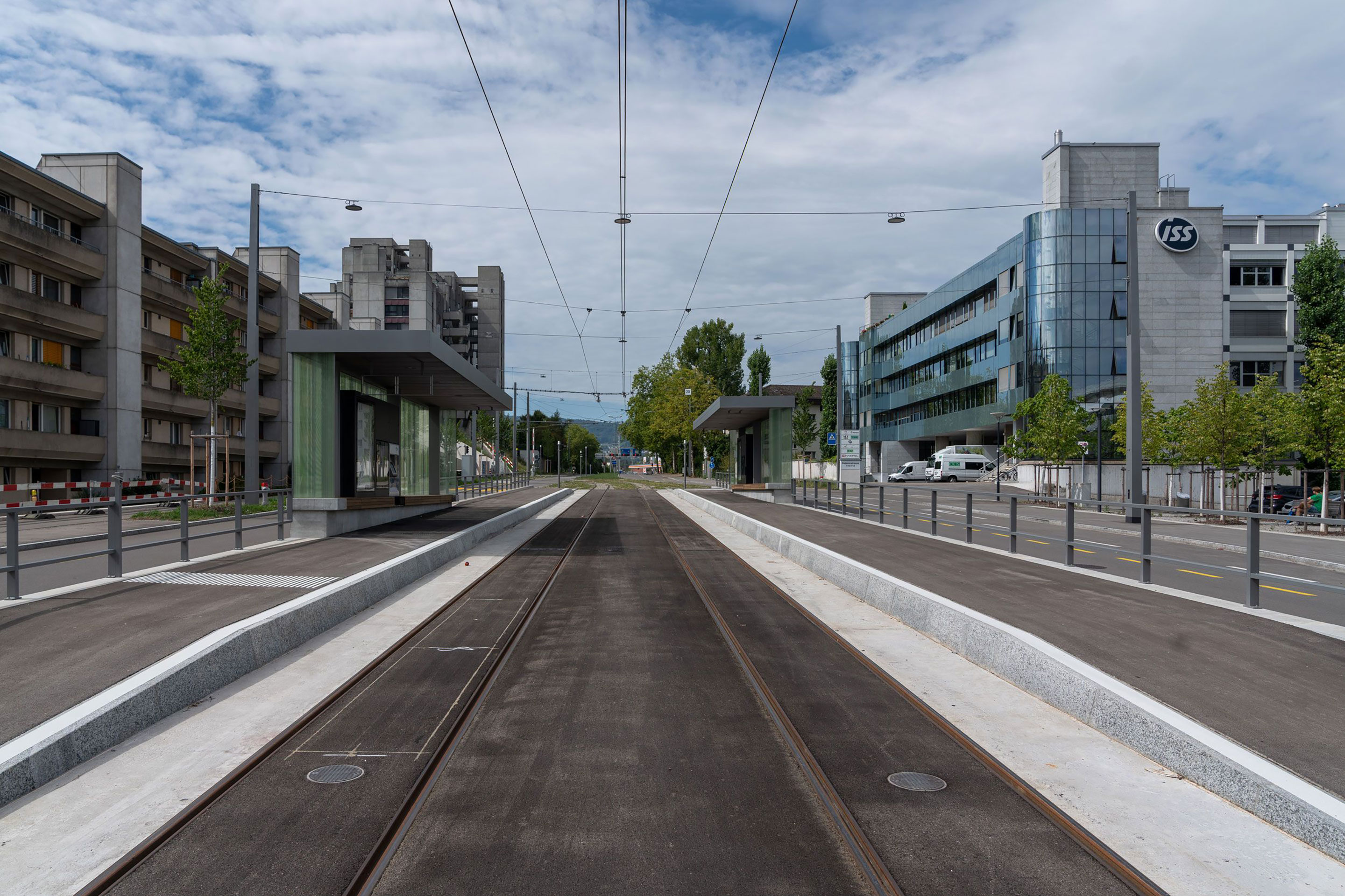 Die Limmattalbahn ist ein gemeinsames Projekt der Kantone Zürich und Aargau. Die 13.4 km lange Strecke führt vom Bahnhof Zürich-Altstetten bis zum Bahnhof Killwangen mit einem durchschnittlichen Abstand von 515 m zwischen den Haltestellen.