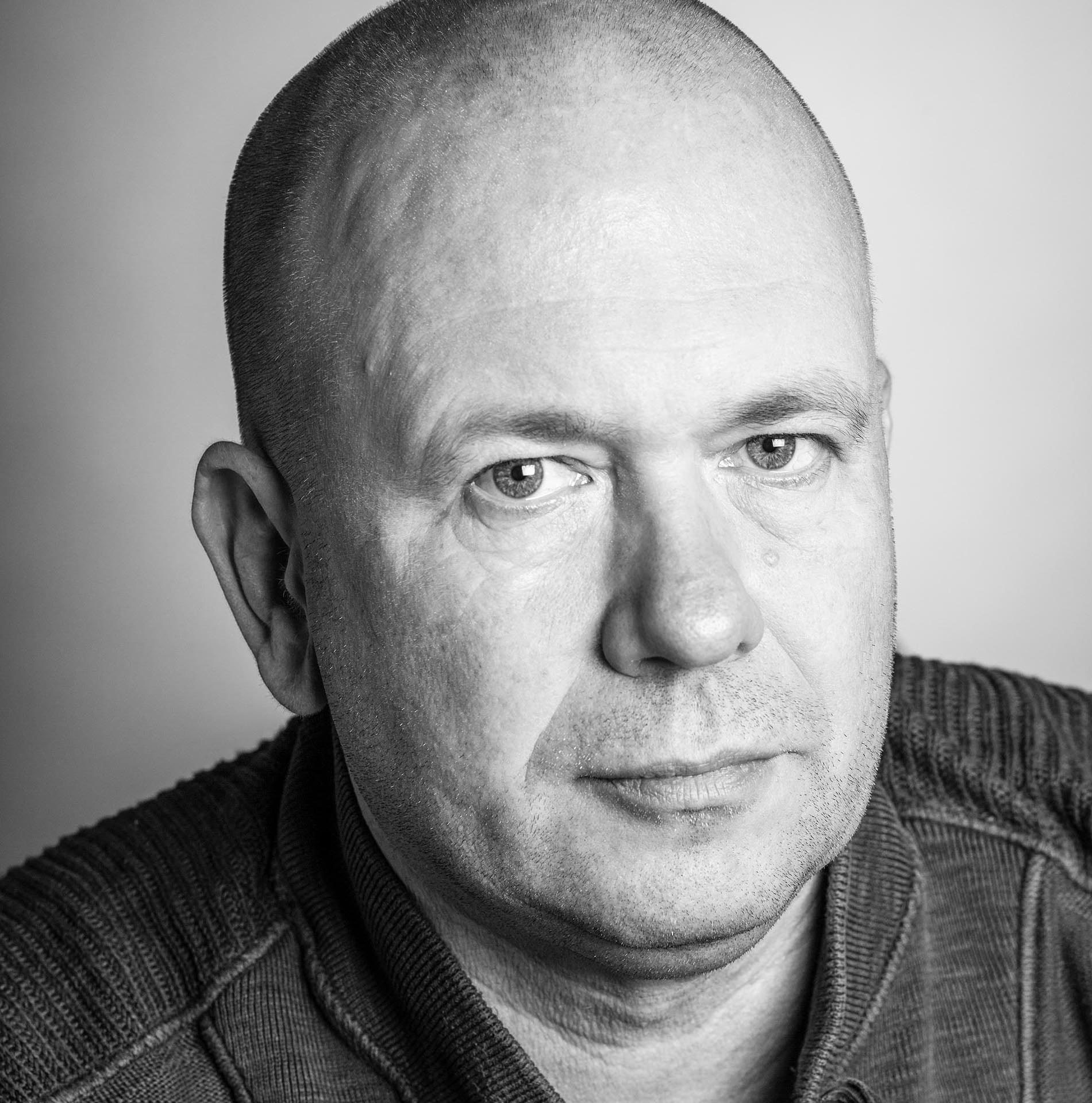 Reinier de Graaf, geboren 1964 in Schiedam (NL), ist Architekt und Schriftsteller. Als Partner im Office for Metropolitan Architecture (OMA) leitet er Projekte in Europa, Russland und im Nahen Osten. Er ist Mitbegründer des OMA-Think-Tanks AMO und lehrt u.a. an der Universität Cambridge. Bisher in Buchform erschienen sind die Aufsatzsammlung «Four Walls and a Roof: The Complex Nature of a Simple Profession» (2017) und der Roman «The Masterplan» (2021). Die Publikation zum «Hospital of the Future» ist für 20