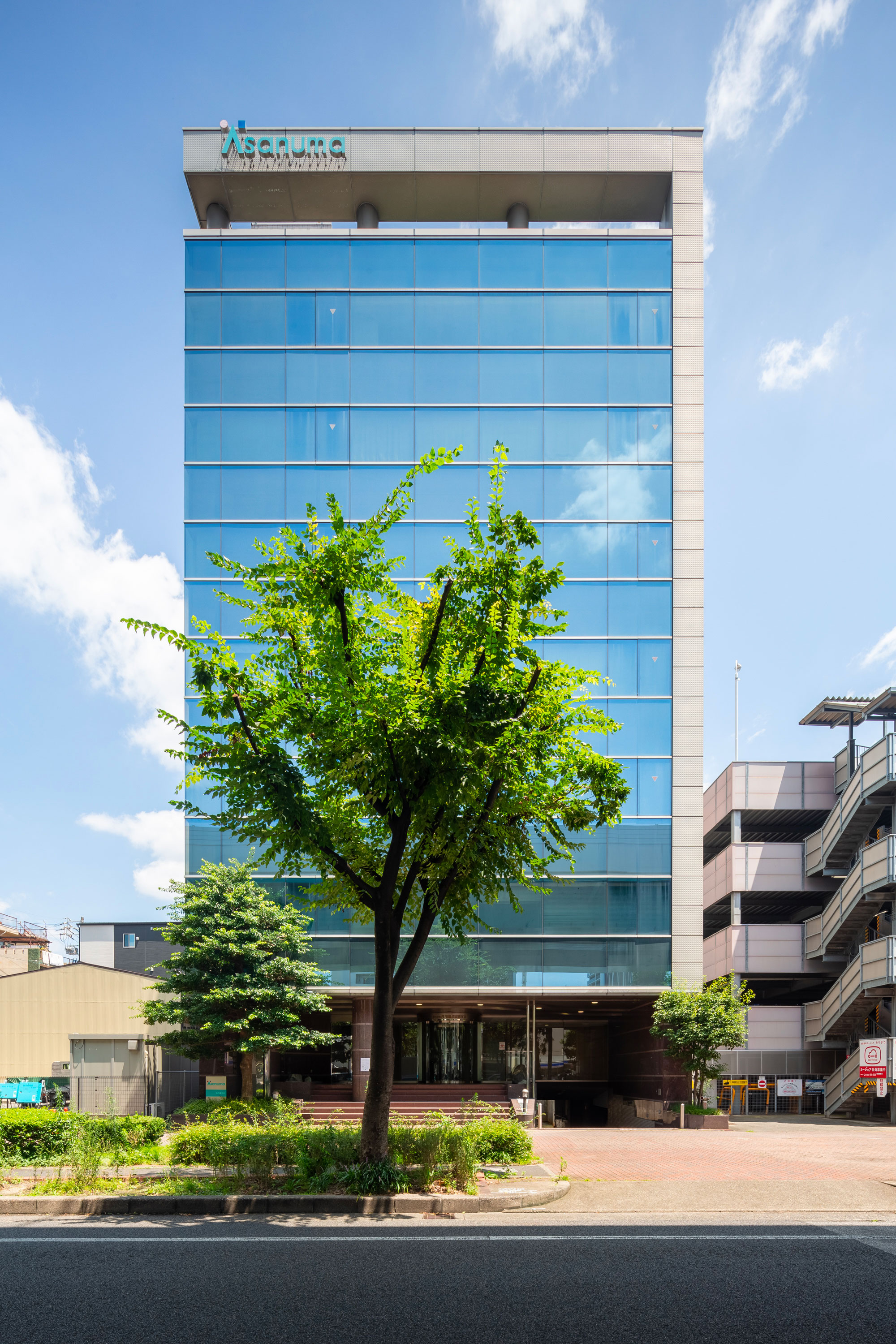 The building’s facade before renovation. The original 1990s Asanuma Corporation Nagoya Branch Office was almost entirely glass.