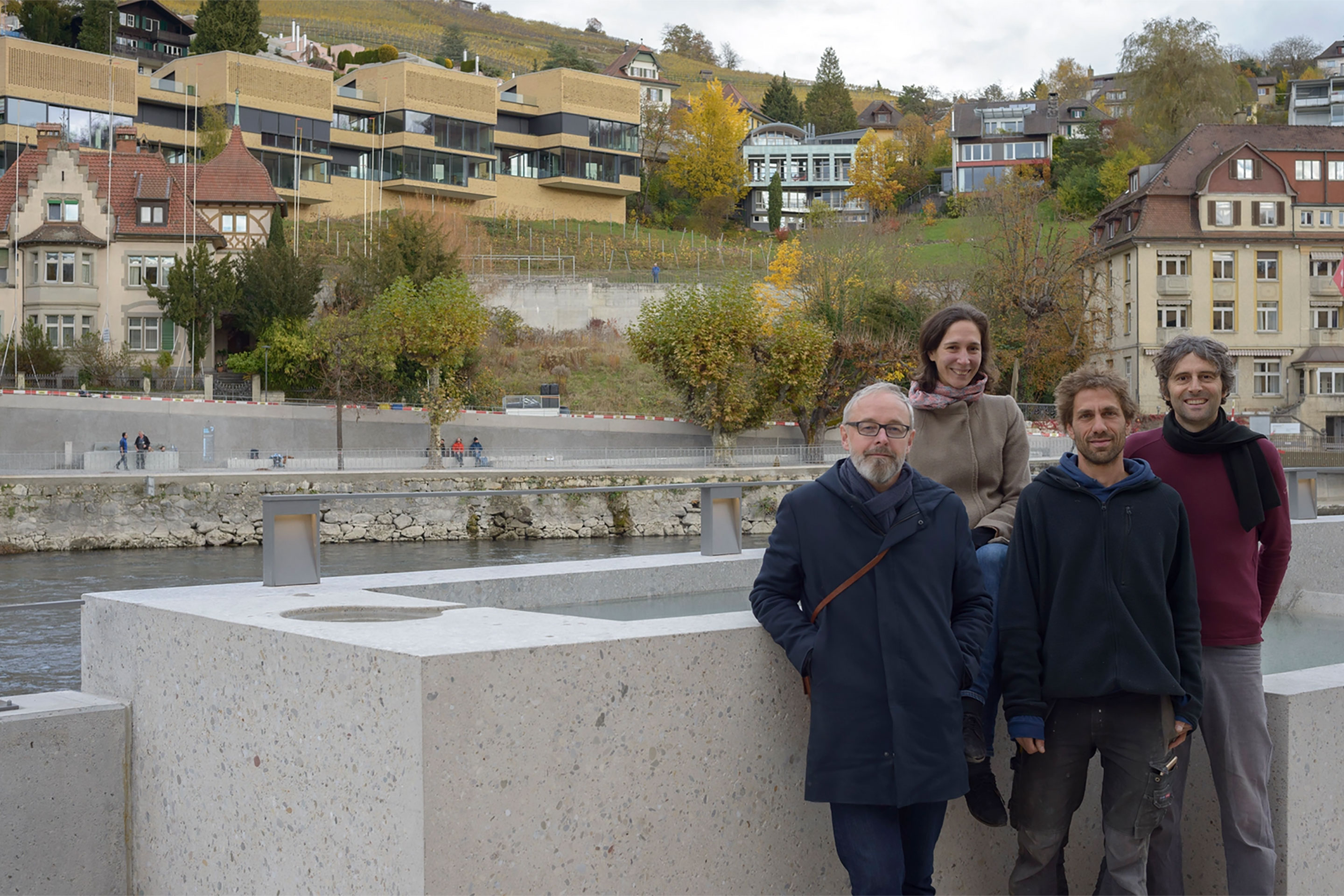 Das Heisse-Brunnen-Team vom Verein Bagni Popolari vor dem Heissen Brunnen Baden. Im Hintergrund der Heisse Brunnen Ennetbaden.