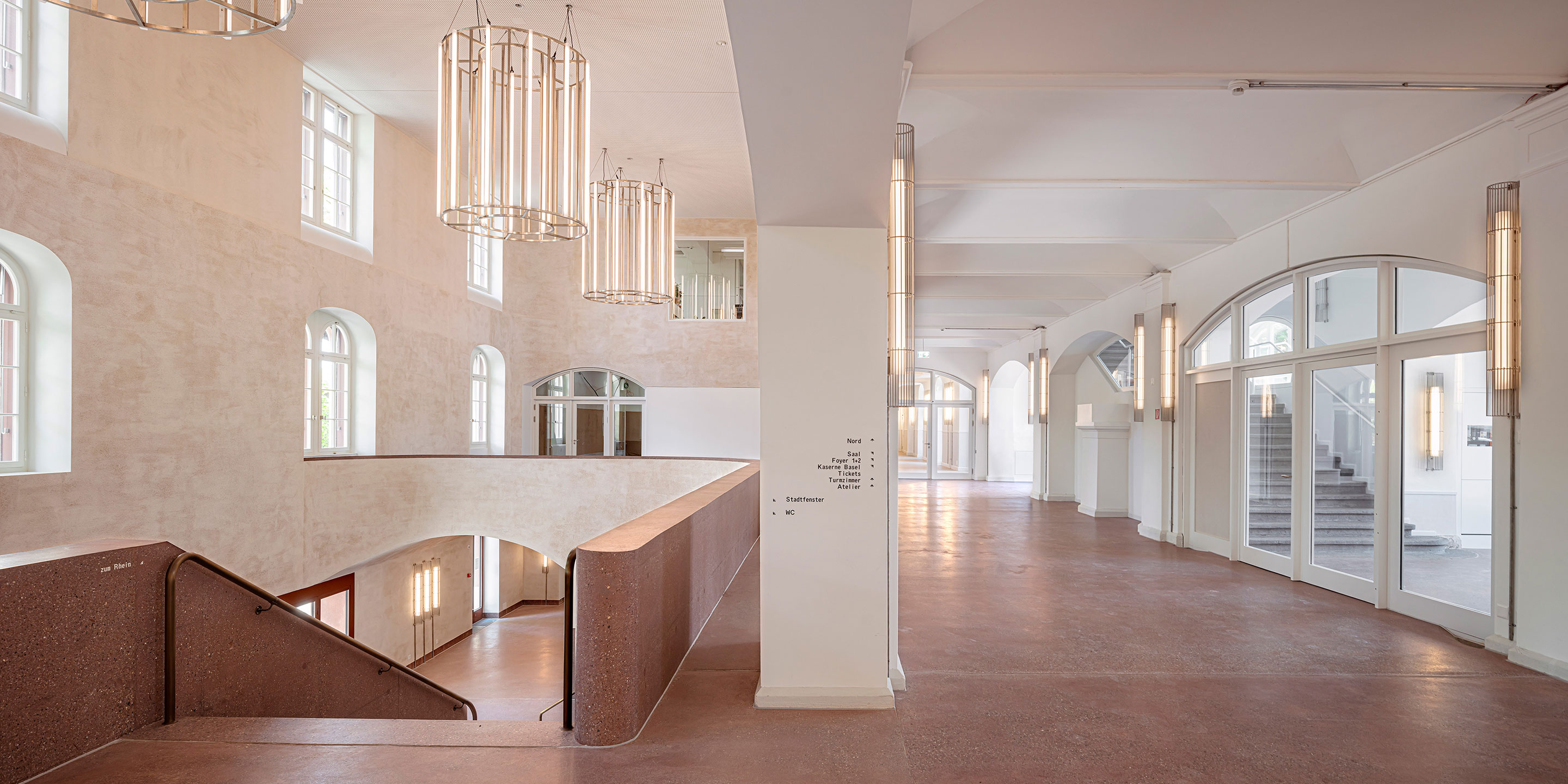 Die grosszügige Treppenhalle vermittelt zwischen dem Niveau des Ufers (links) und demjenigen des Hofs (rechts).