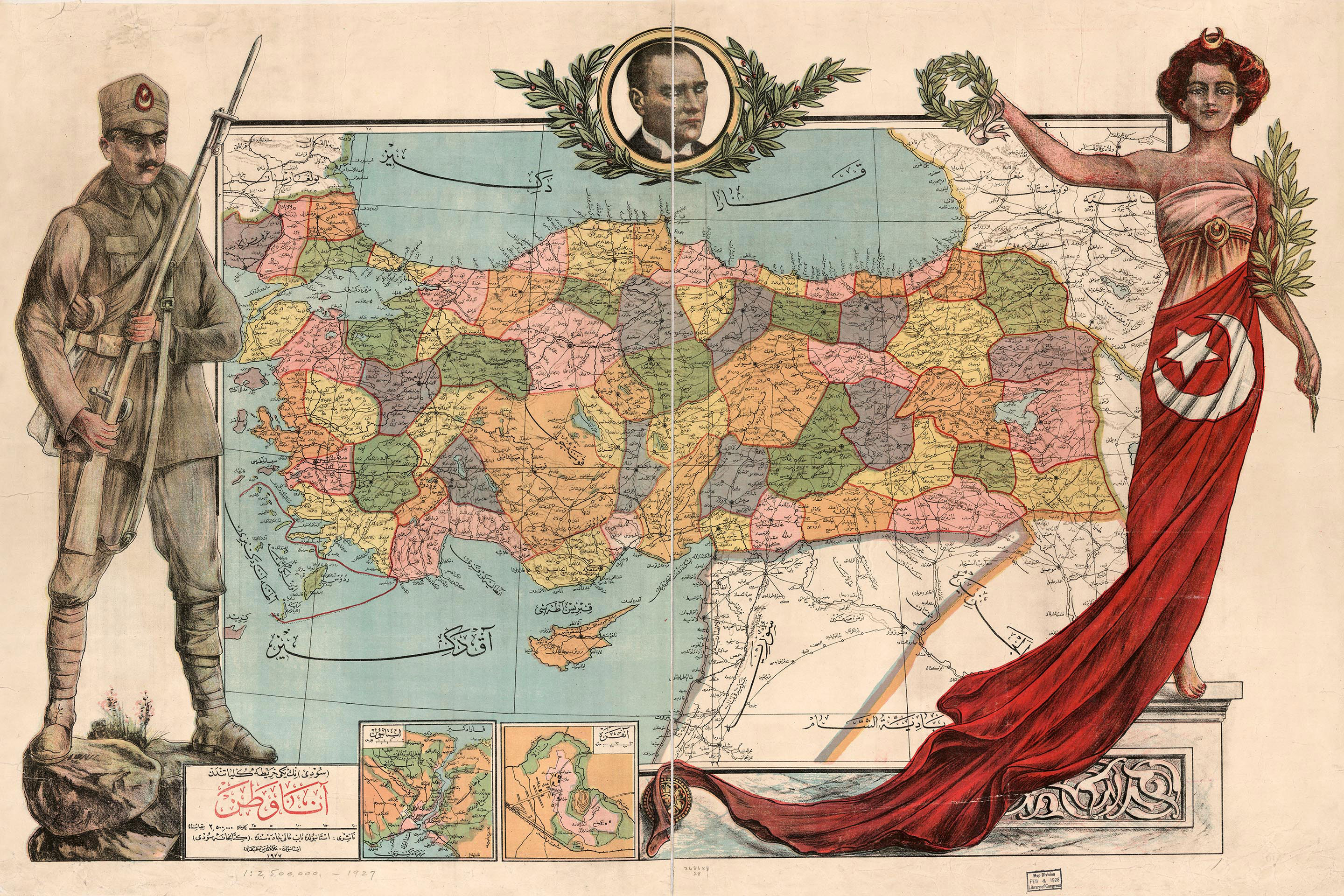 Carte de 1927 des divisions administratives de la République de Turquie. Au centre dans le médaillon, le portrait du fondateur de la République Mustafa Kemal Atatürk, à gauche un soldat et à droite une allégorie de la mère-patrie. Sûrement l’une des dernières cartes utilisant l’alphabet arabe, puisque la Turquie adopte fin 1928 l’alphabet latin.