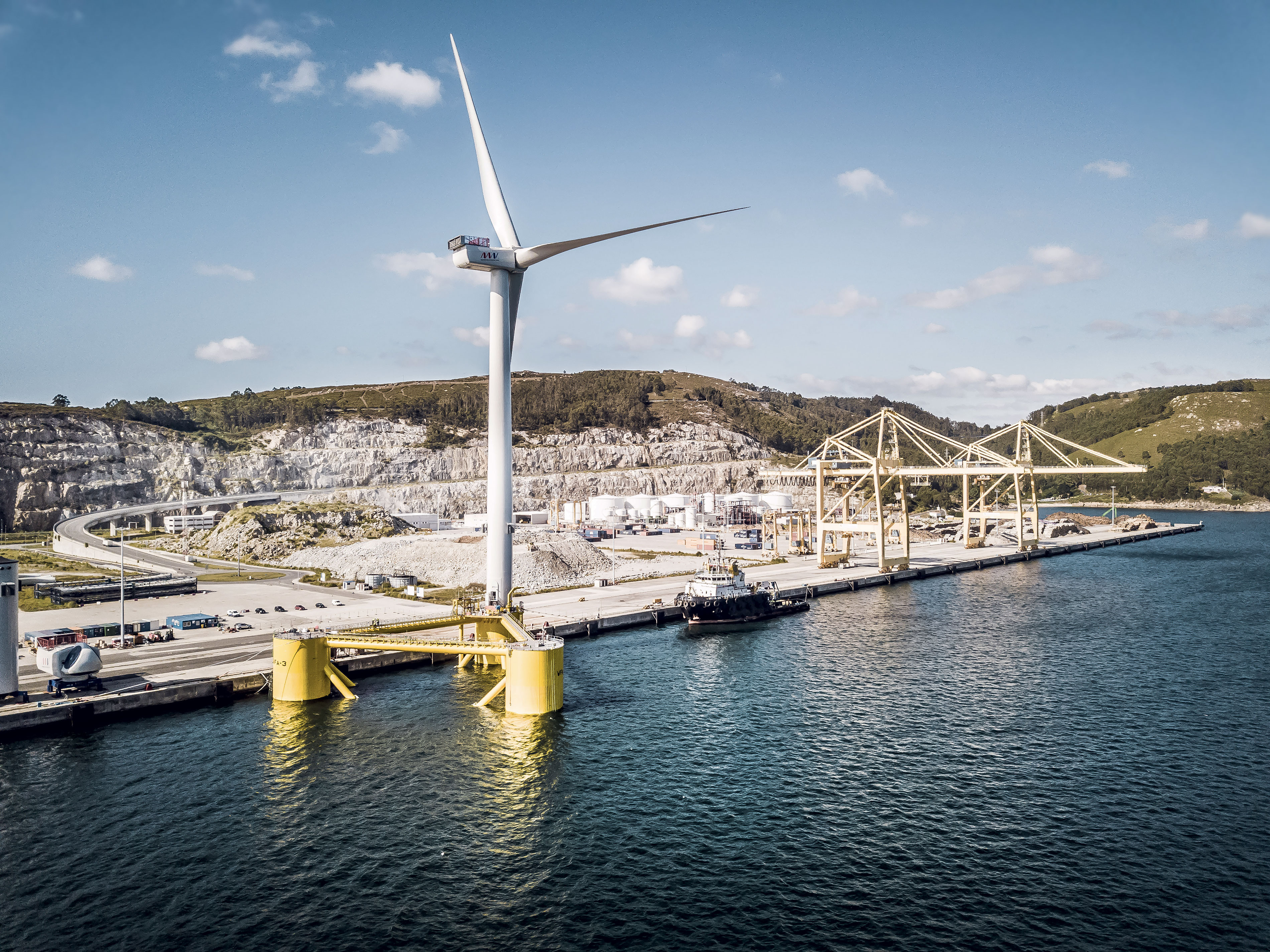 Fondation semi-submersible à quai après l’installation de l’éolienne