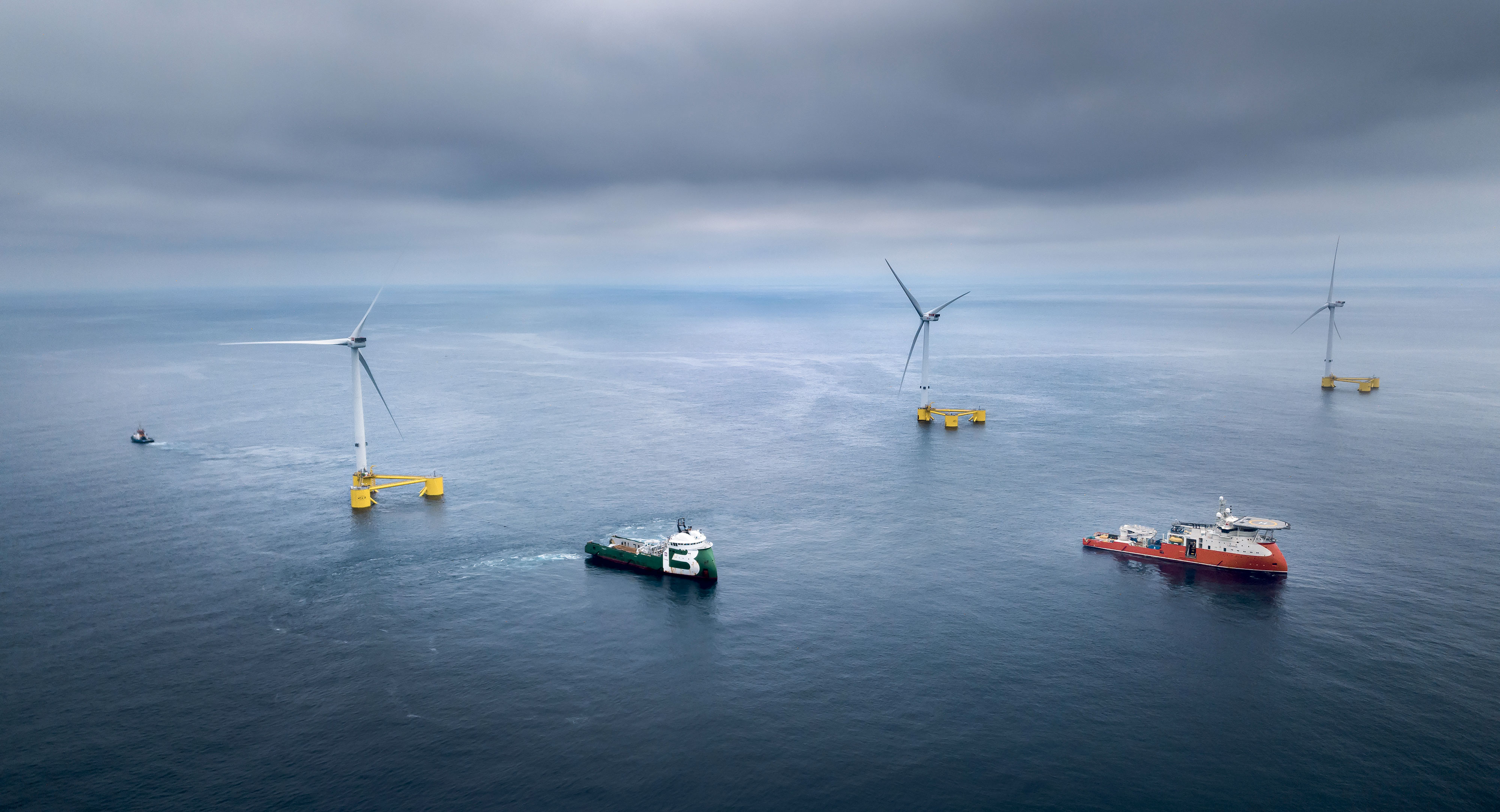 Trois éoliennes sur fondation semi-submersible au large du Portugal