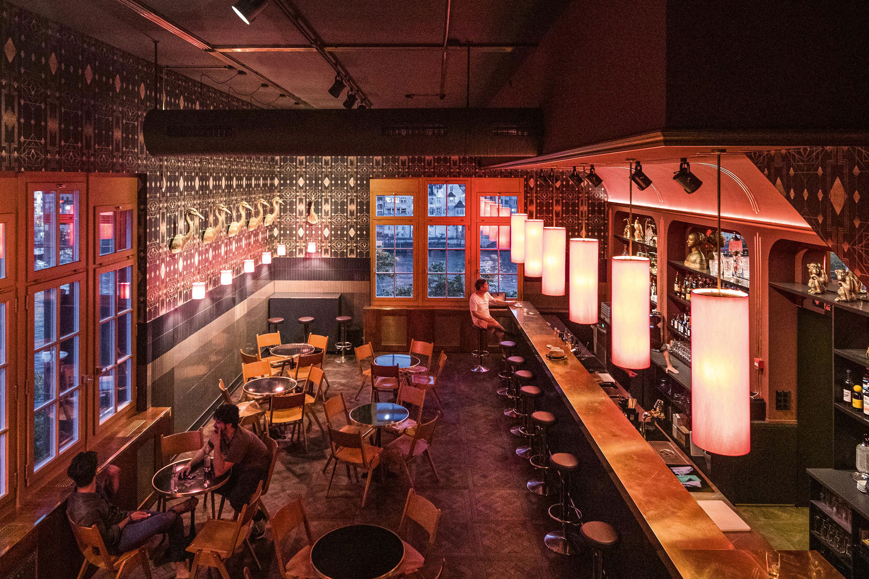 Das Innere der Bar im südlichen der beiden Türme ist ein stimmungsvoller Verschnitt aus Art-déco-Motiven und Industriecharme.