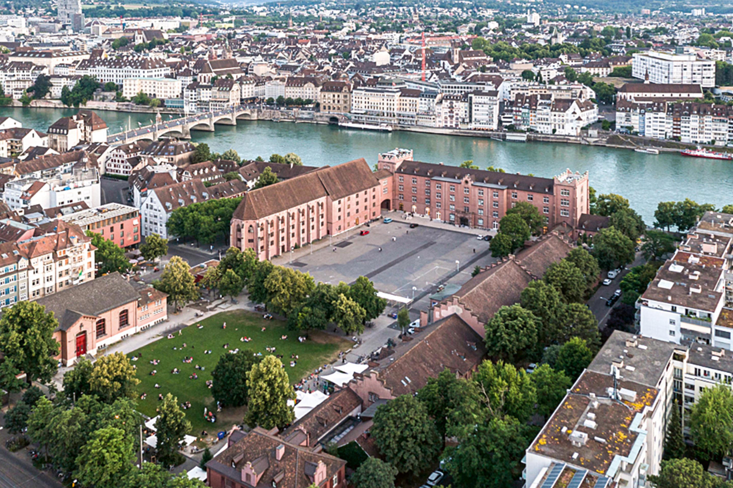 Die Kaserne direkt am Rheinufer in Kleinbasel. Das neue Tor zwischen dem Hauptteil und dem linken Flügel vermittelt zwischen Ufer und Hof.