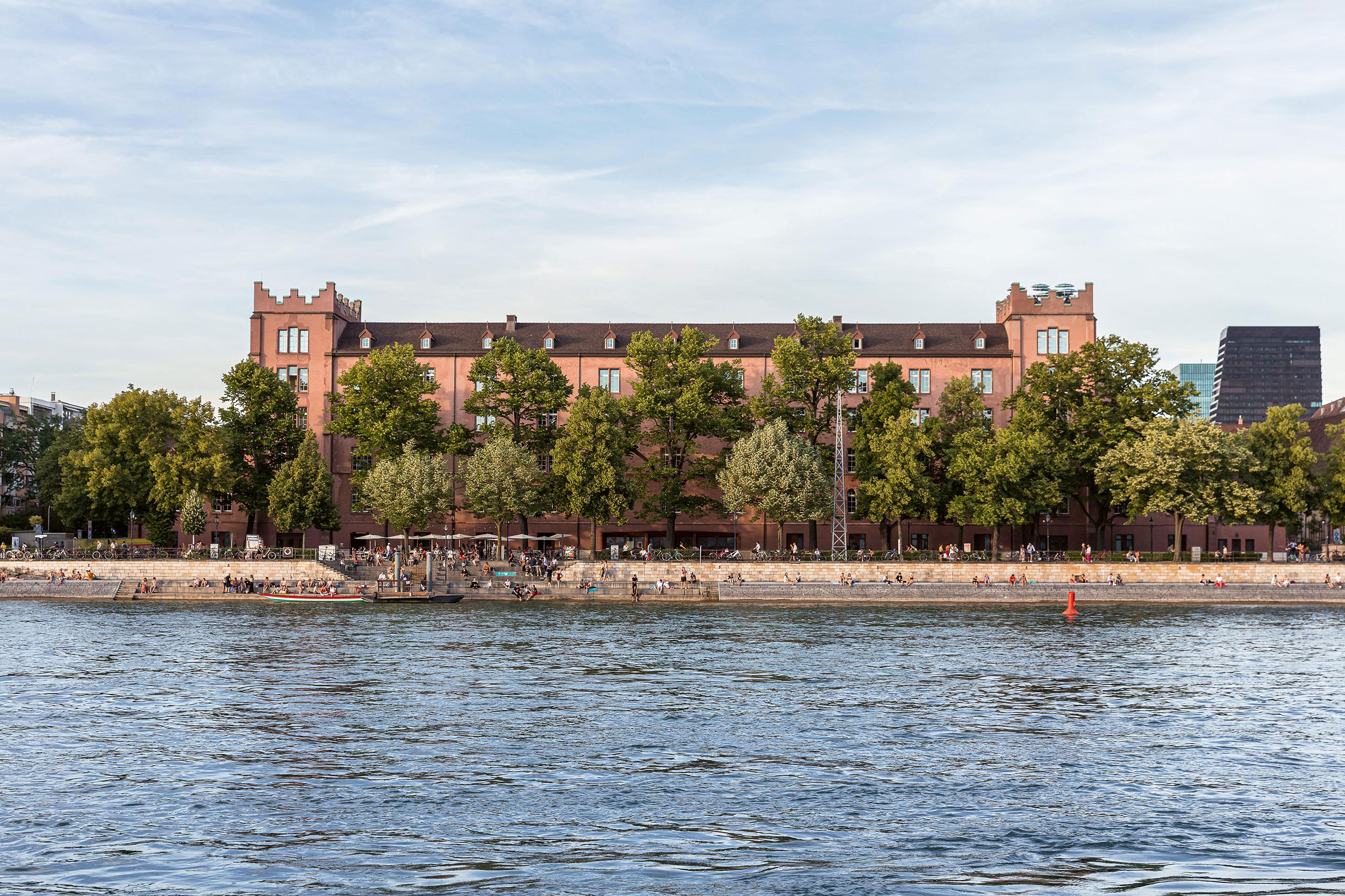 Innerhalb kürzester Zeit ist die Kaserne zu einem Anziehungspunkt auf dem Kleinbasler Ufer geworden. Die Schirmchen auf dem Turm oben rechts gehören zur Amber Bar.