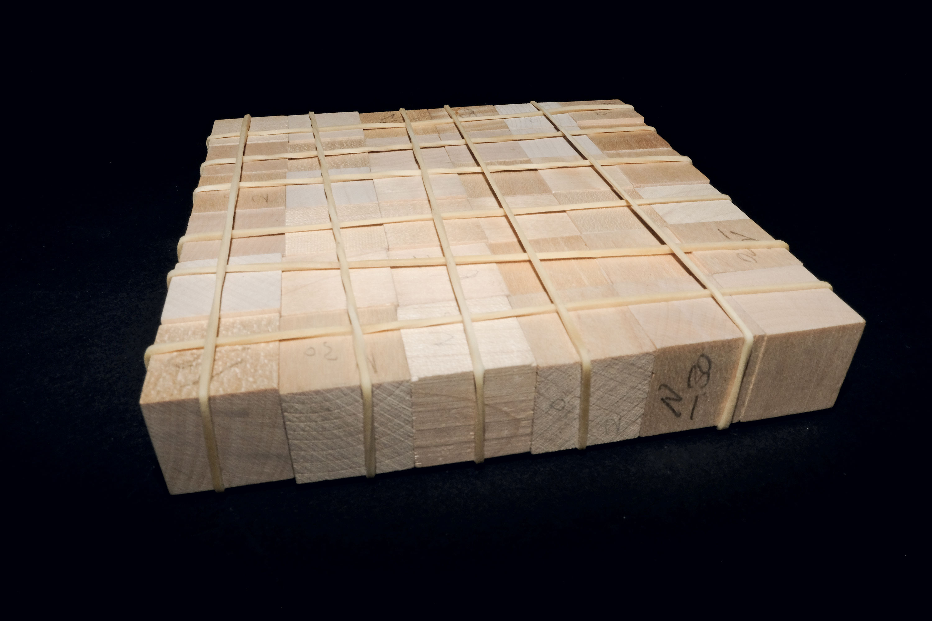 La première maquette de la plateforme flottante du Monolithe: des cubes de bois et des élastiques pour simuler les pontons en béton et les câbles de précontrainte