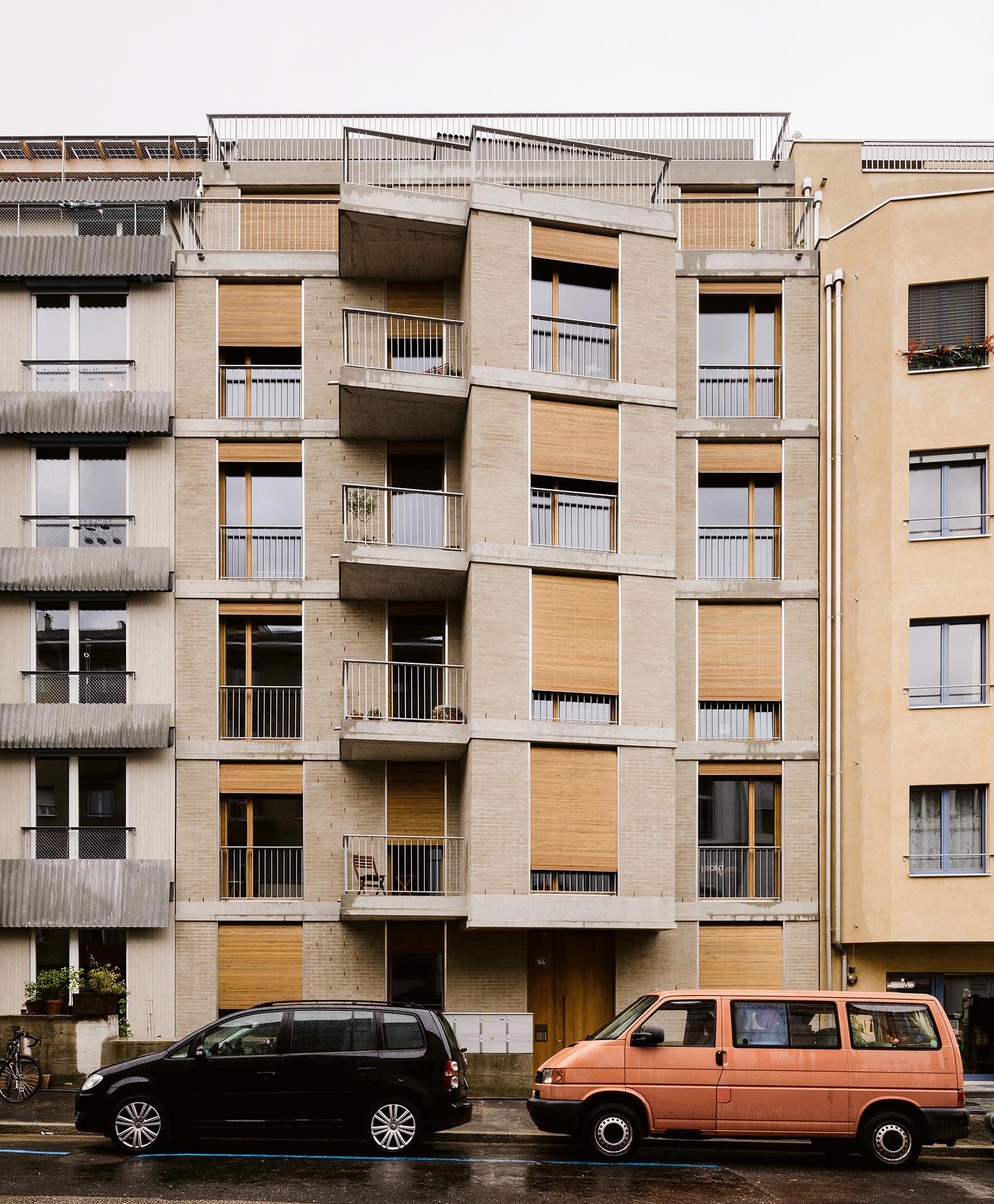La façade de ce petit immeuble de logements en coopérative a été réalisée en briques de terre compactée.
