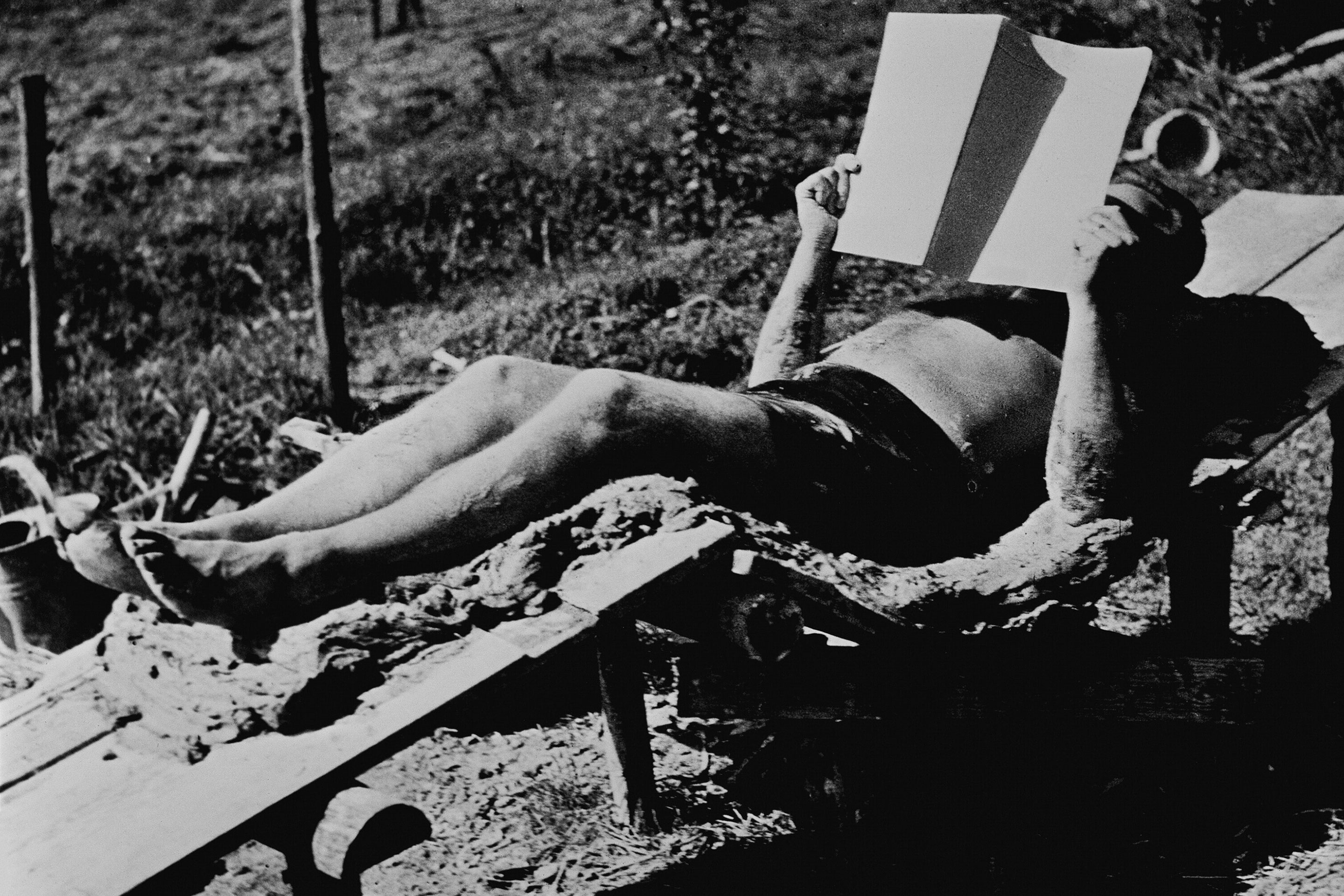 Willy Guhl liegt auf der Sitzstudie in Lehm, 1947, Designsammlung, Museum für Gestaltung Zürich