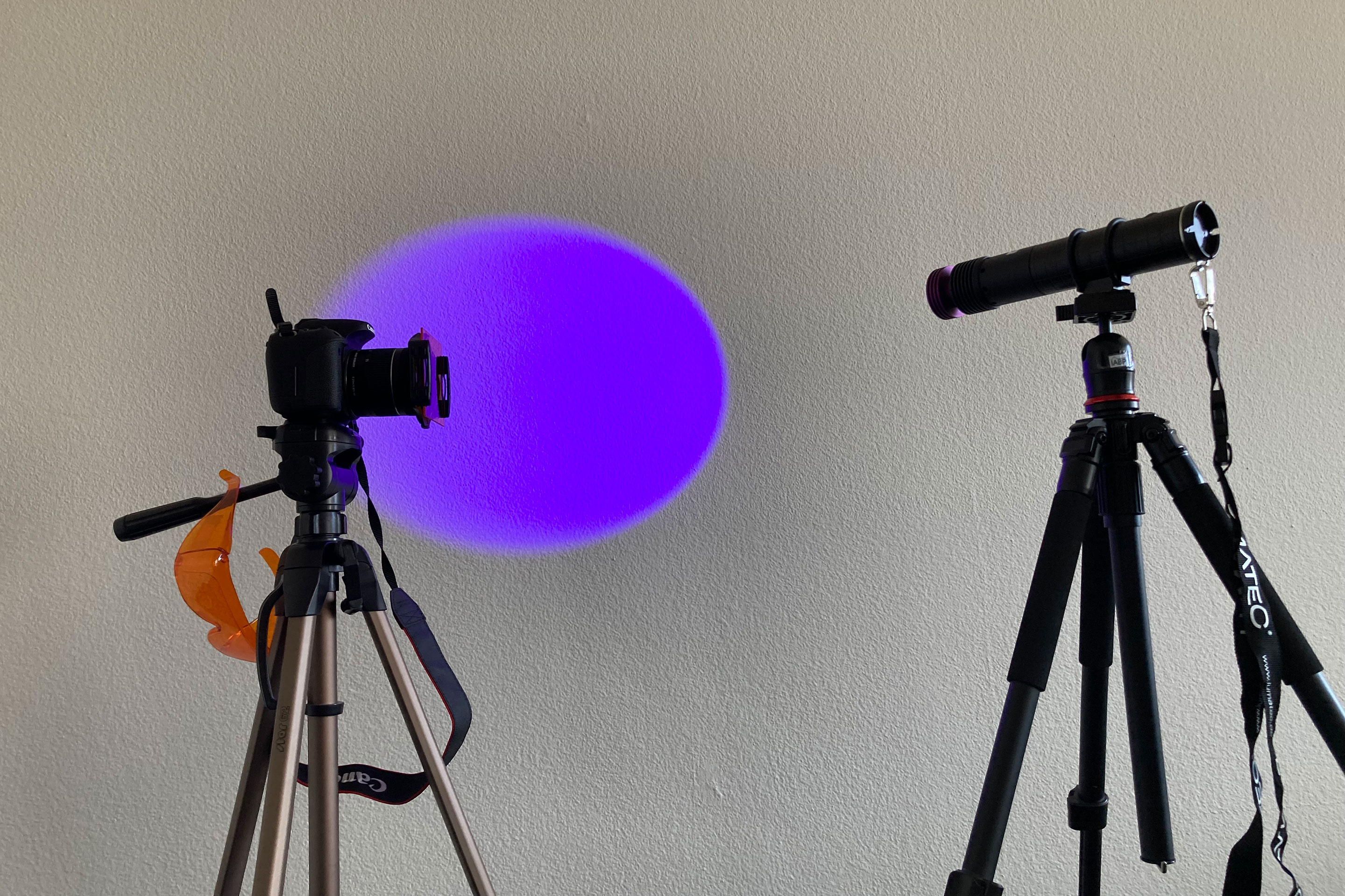 Bauforensik-Ausrüstung: Eine spezielle Kamera mit aufgesetztem Filter, die entsprechende Brille und Lichtquelle.