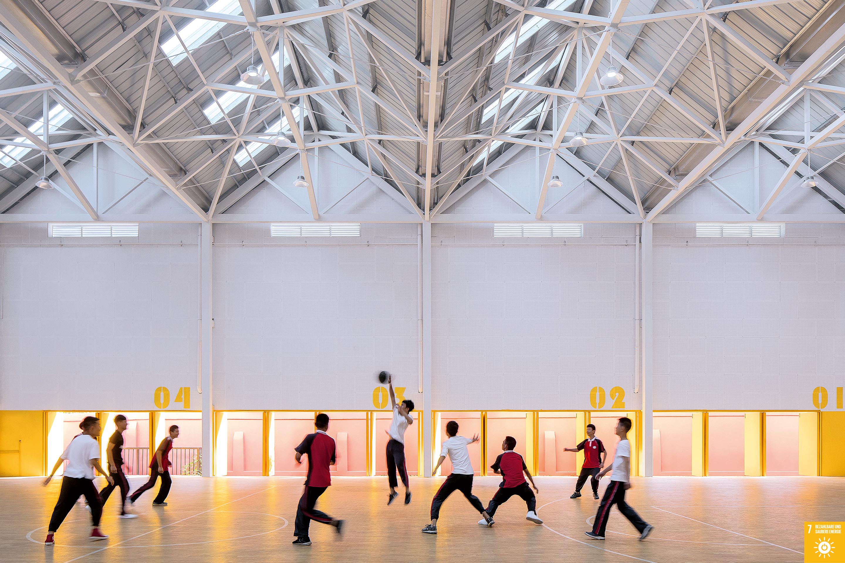 Gewinner UIA Award 2030, Goal 7 – bezahlbare und saubere Energie: Indoor-Spielplatz und Versammlungshalle einer Mittelschule (CAA architects Bejing) im Umland von Yueyang, Südchina. Ehemalige Schulabgänger finanzierten die multifunktionale Turnhalle, um den Campus zu beleben.