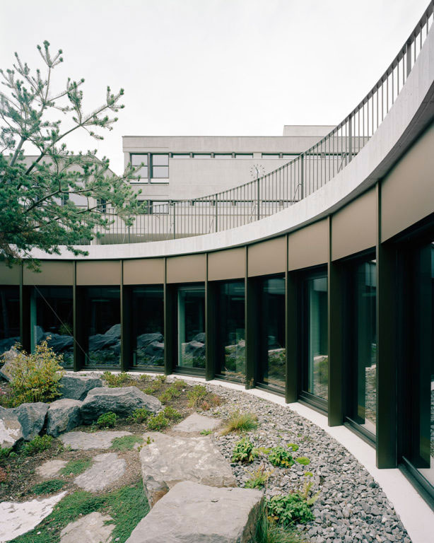 Ardon: vue du patio végétalisé