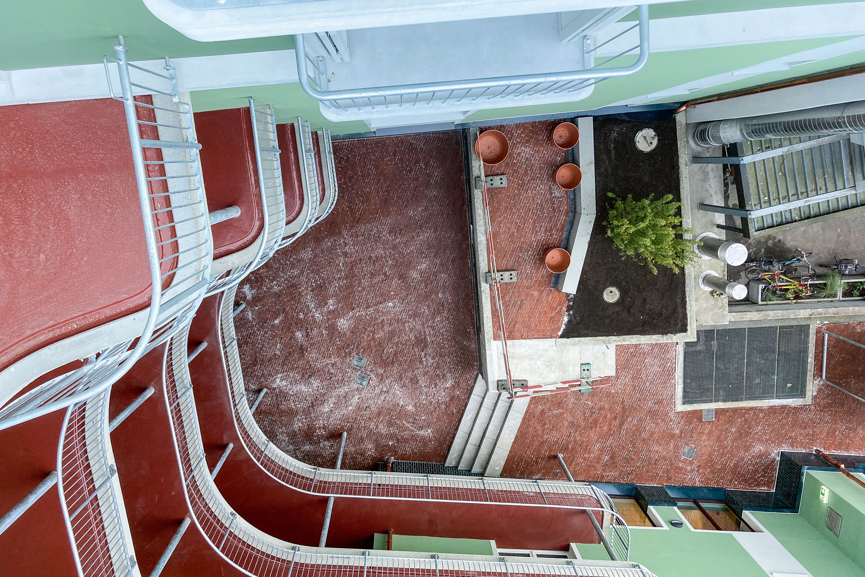 Neue Terrassen sind ein Begegnungs- und Gemeinschaftsort für die Bewohnenden und ein die Gründerzeithäuser verbindendes architektonisches Element.