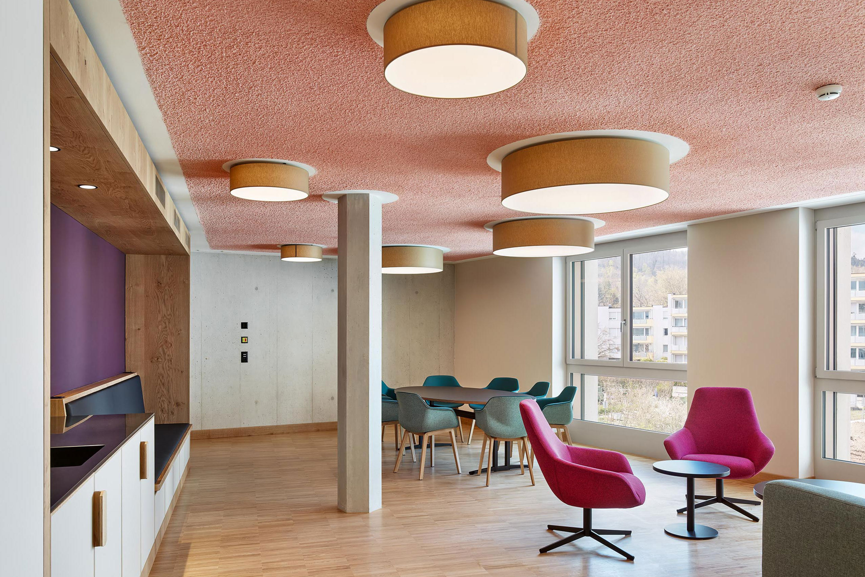 Die Lounge mit Küche bietet eine Alternative zum Essen im Restaurant.