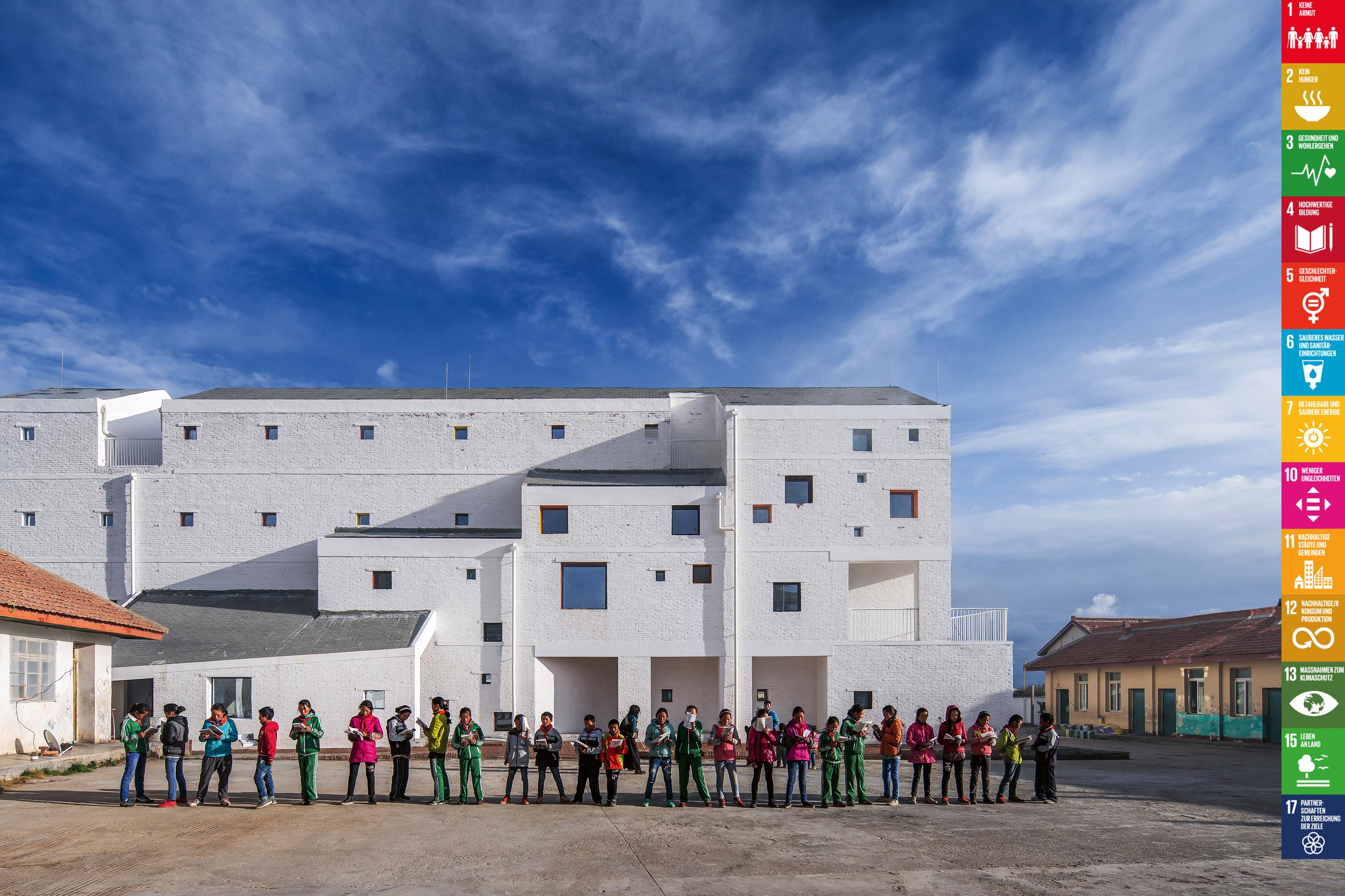 Die Union Internationale des Architectes (UIA) veranstaltete letztes Jahr einen Wettbewerb zur Agenda 2030 und zu den «Sustainable Development Goals SDG», den UIA Award 2030. Die Bilder auf den folgenden Seiten zeigen Projekte aus  aller Welt, die als Gewinner oder Finalisten in unterschiedlichen SDG-Kategorien ausgewählt wurden. Den Auftakt macht Warm Nest of Zoige, autonome Präfektur Tibet und Aba Qiang,  China, ein Wohnheim für Grundschüler (Qian Fang Architects). Das Projekt gewann die offene Kategorie