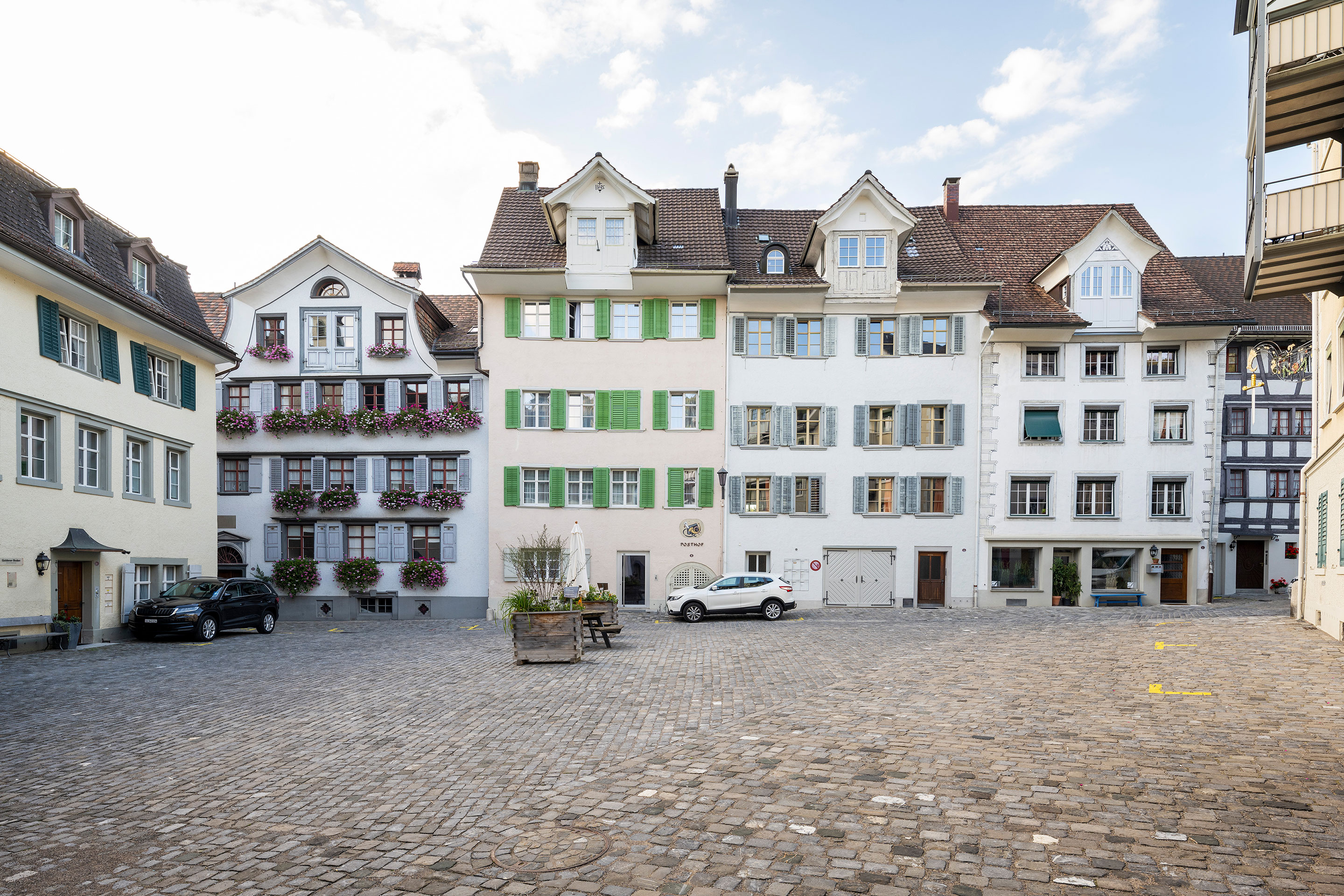 Die Bauberatung vor Ort und die kantonale Denkmalpflege sichern mit ihrer Expertise die bauliche Qualität. die Planung definiert, wo welche Nutzungen erwünscht sind: Gewerbe gehört an die Hauptstrasse, die Gassen sind für Wohnzwecke vorgesehen.