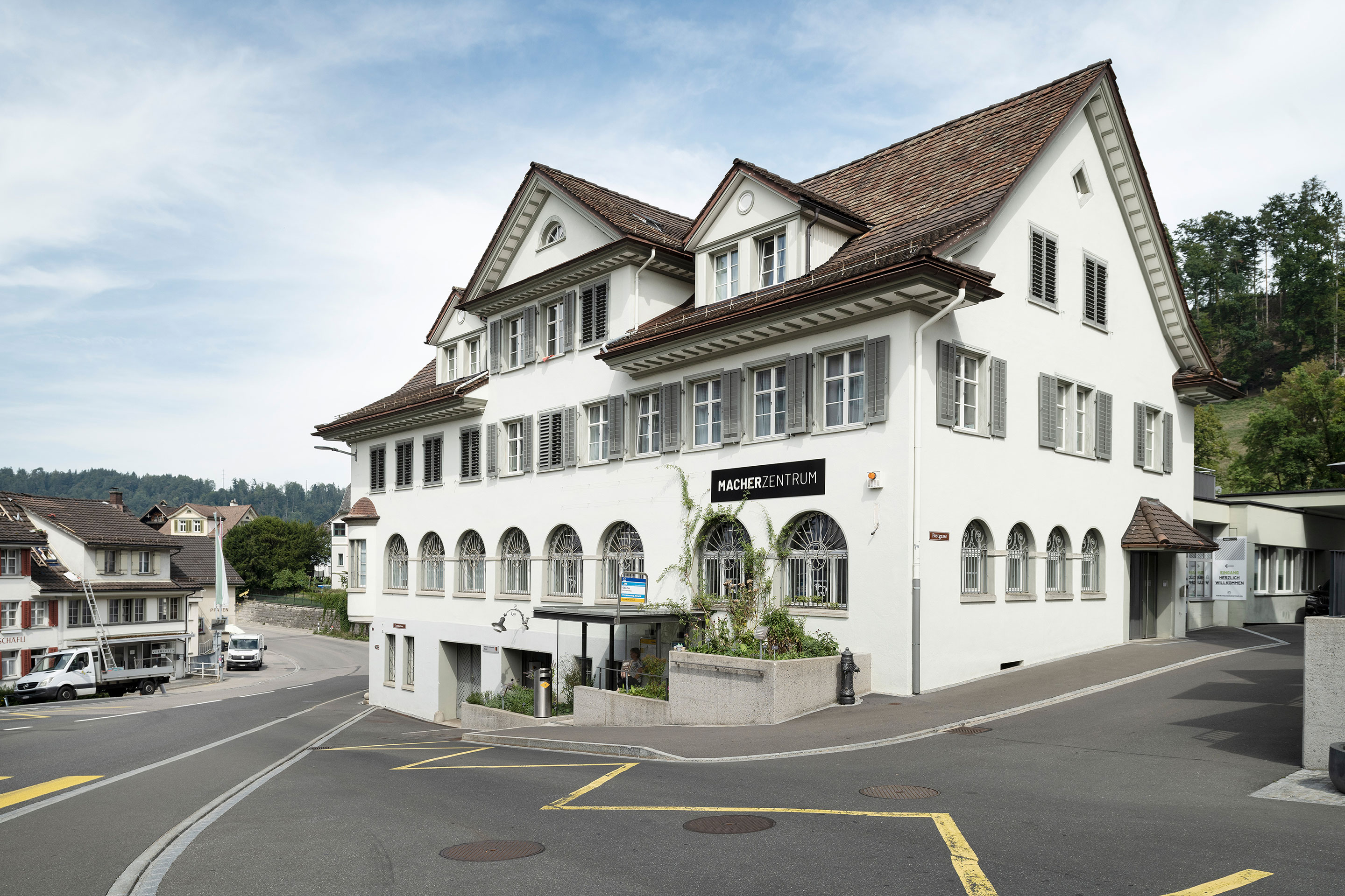 Wakkerpreis-2023-Lichtensteig-7Der Auszug der Post 2016 aus dem Postgebäude von 1917 kam nicht überraschend: Die benachbarte Gemeinde Wattwil ist zum Dienstleistungsstandort der Region geworden.  Heute bietet die Postagentur im Volg ein reduziertes Angebot – dafür sind die Öffnungszeiten länger.