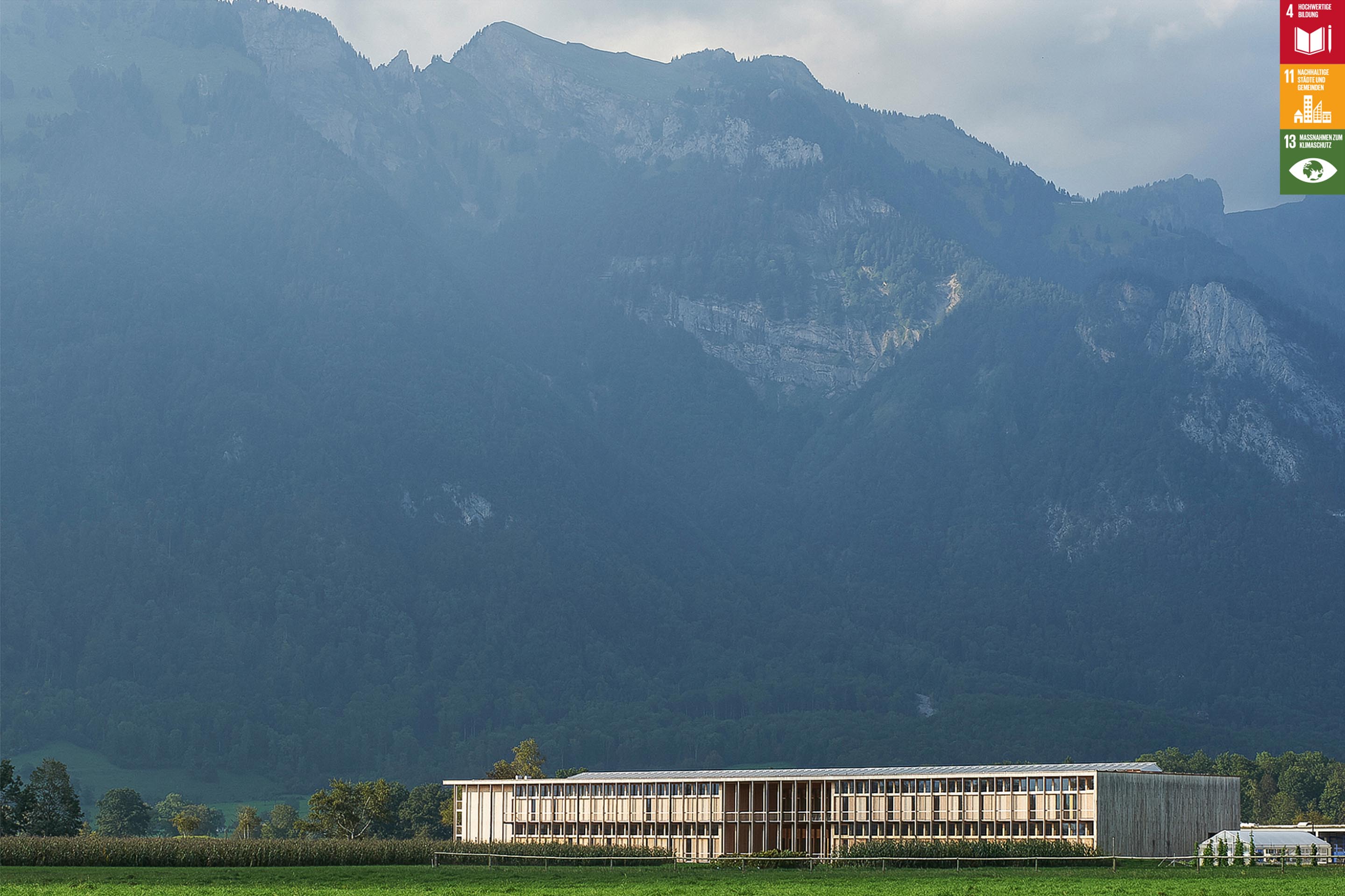 Finalist im UIA Award 2030, offene Kategorie (Nachhaltigkeitsziele): Das landwirtschaftliche Zentrum St. Gallen in Salez (Andy Senn Architekten) will durch einfache und intelligente Systeme in Konstruktion, Material und Klimakonzept zur positiven Entwicklung der Nachhaltigkeit beitragen.