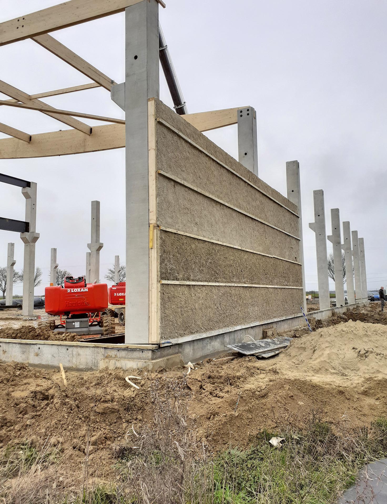 Après le panneau préfa béton, voici le panneau préfa béton… de chanvre. Le système de l’usine Wall’Up (Aulnoy, en région parisienne) repose sur une base en ossature bois et enduit de chaux/sable qui le dote d’un aspect minéral. La montée en puissance des matériaux biosourcés peut-elle conduire à une hybridation des panneaux de façade?