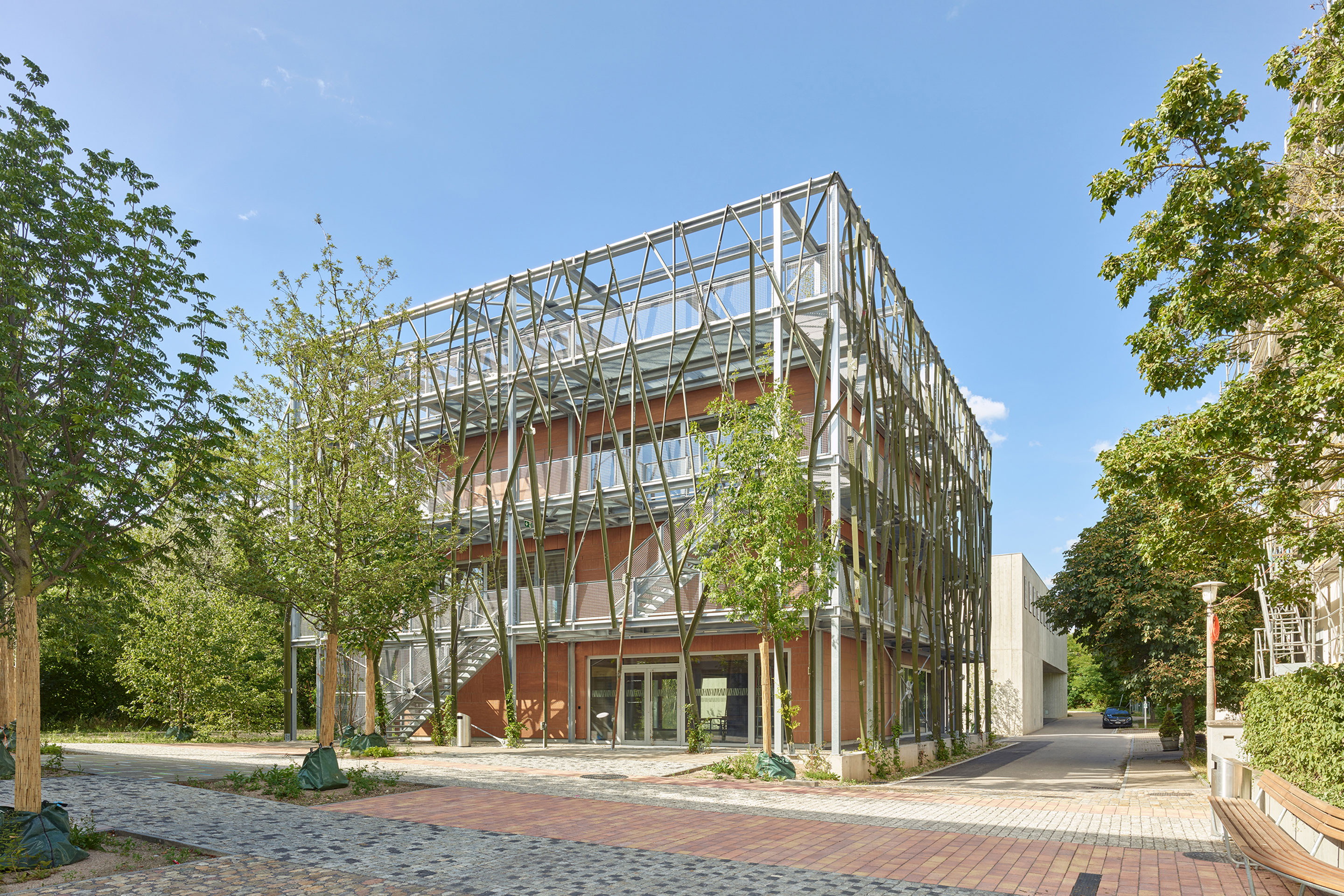 Beim Erweiterungsbau wurden möglichst viele rezyklierte Bauteile und ökologisch verträgliche Baustoffe eingesetzt.