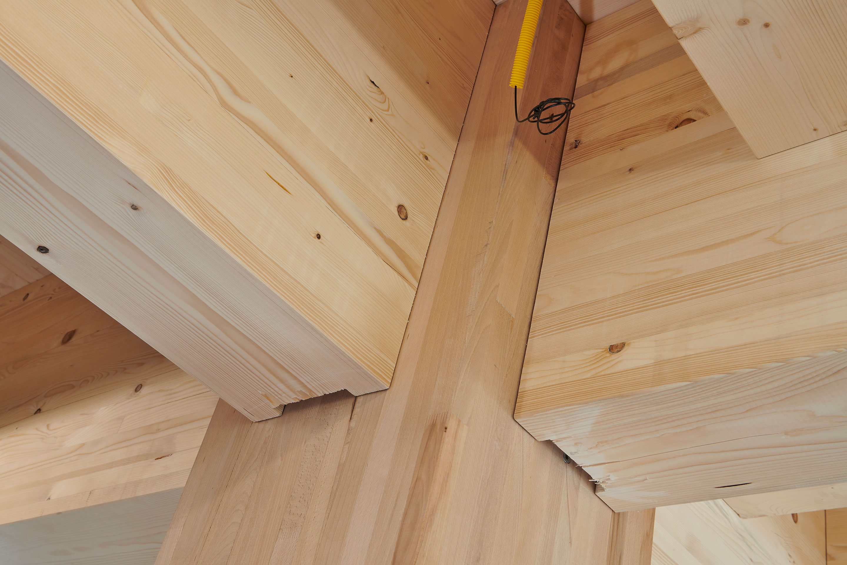 Der zentrale Baupfeiler der Holzskelettkonstruktion mit den präzis gearbeiteten Anschlussdetails des Holztragwerks.