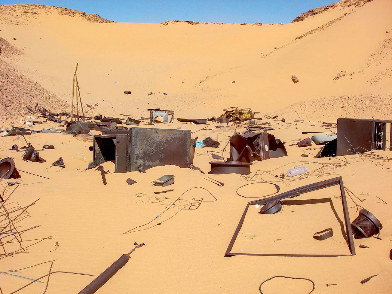 Photographies de Bruno Barrillot, cofondateur de l'Observatoire des armements à Lyon. Les images ont été prises lors d'une visite des sites nucléaires français de Reggane et d'In Ecker dans le Sahara algérien, avec le cinéaste Larbi Benchiha et son équipe, en novembre 2007.