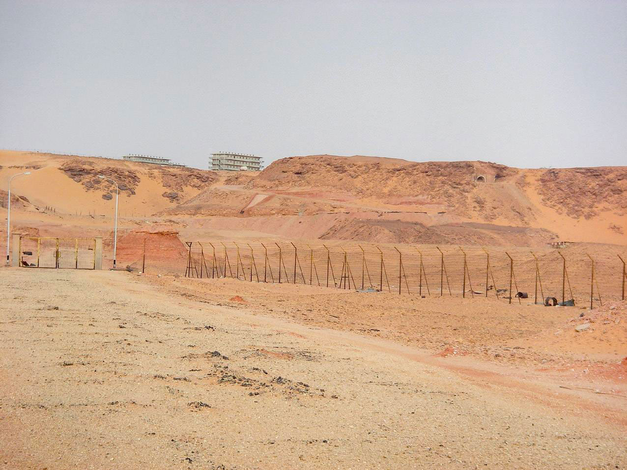 Photographies de Bruno Barrillot, cofondateur de l'Observatoire des armements à Lyon. Les images ont été prises lors d'une visite des sites nucléaires français de Reggane et d'In Ecker dans le Sahara algérien, avec le cinéaste Larbi Benchiha et son équipe, en novembre 2007.