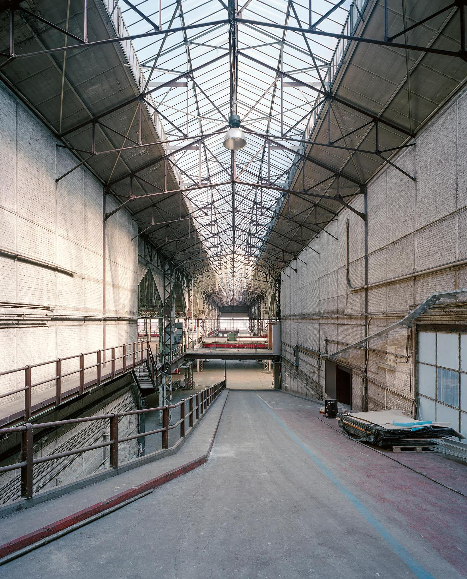 L’axe central de la ligne de toit de l’ancien garage Citroën, qui relie le showroom à l’usine et aux espaces de réparation, mesure 200 mètres de long.  Les autres toits sont organisés perpendiculairement. Cela confère à l’ensemble une atmosphère de cathédrale de 20 000 m2.