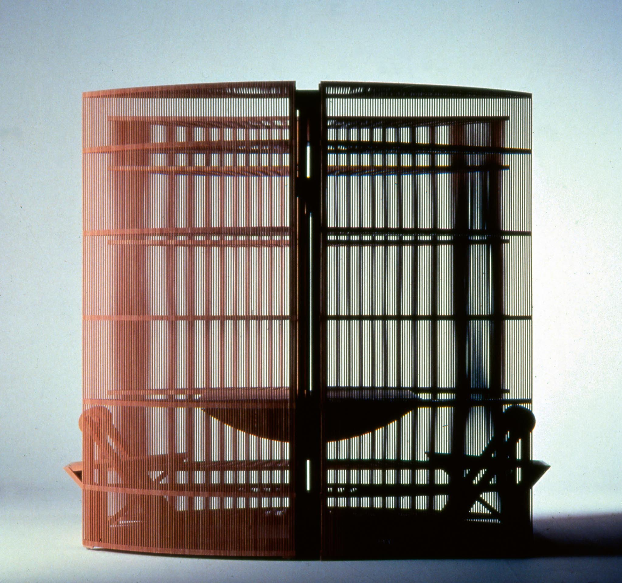 Mario Botta, Guscio, 1985. Fonte Mario Botta Architetti. Concepito nell’ambito della mostra Le affinità elettive tenutasi alla XVII Triennale, il progetto evidenzia un sensibile distacco da una concezione degli arredi convenzionale, per riportare il discorso di nuove forme sul terreno di una nuova spazialità degli oggetti e di una loro attitudine a interagire con gli altri elementi che definiscono lo spazio dell’uomo.