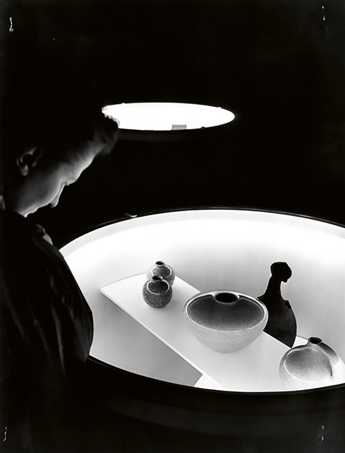 IX Triennale, Sezioni Estere, Svizzera, 1951. Oggetti in vetro e ceramica. Allestimento di Max Bill. Doc. TRN_09_20_1189.