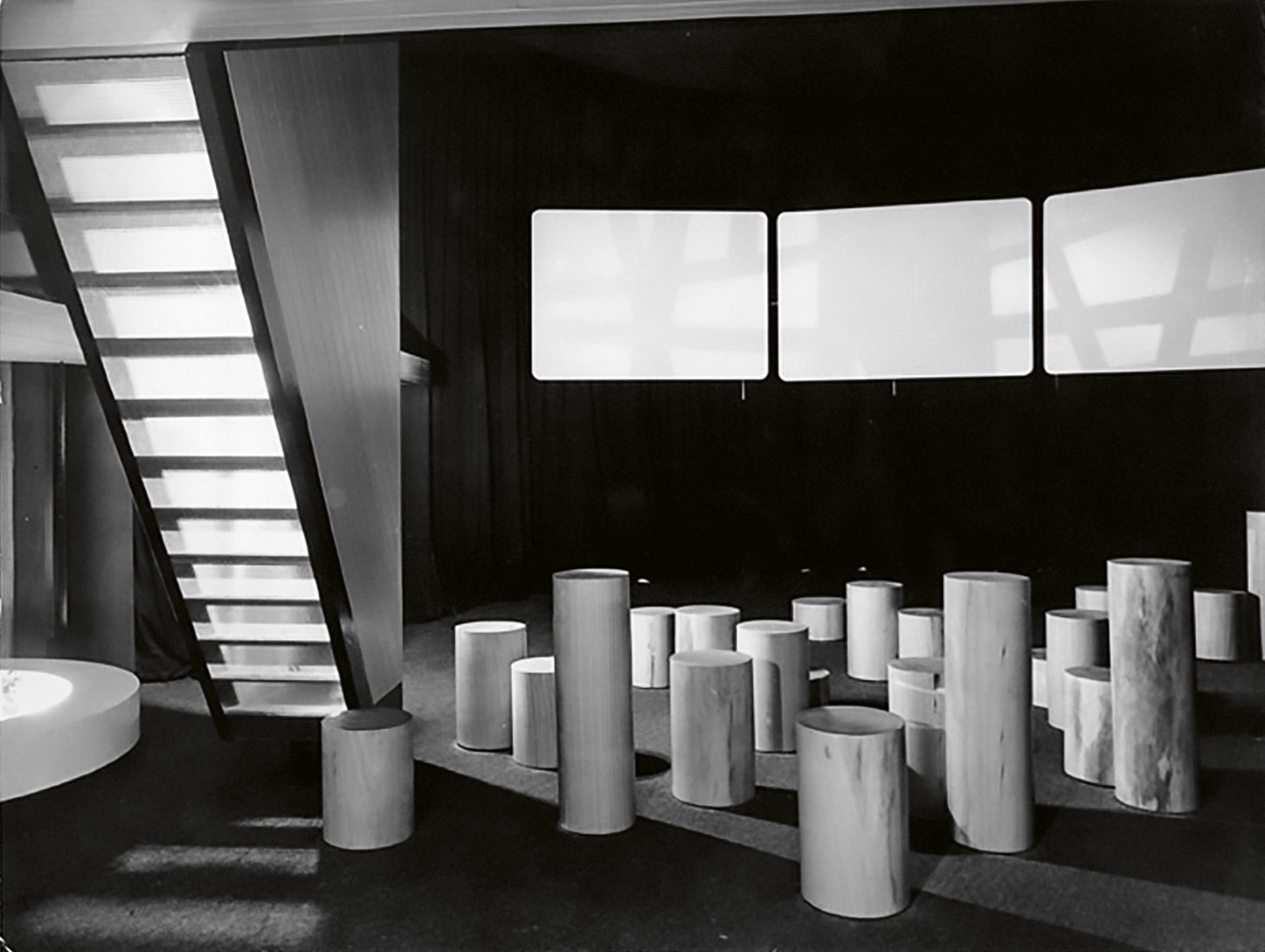 XII Triennale, Sezione Svizzera, 1960. Schermi per la proiezione di filmati sul tema della scuola. Allestimento di Georges Brera e Paul Waltenspühl. Doc. TRN_12_01_0029.
