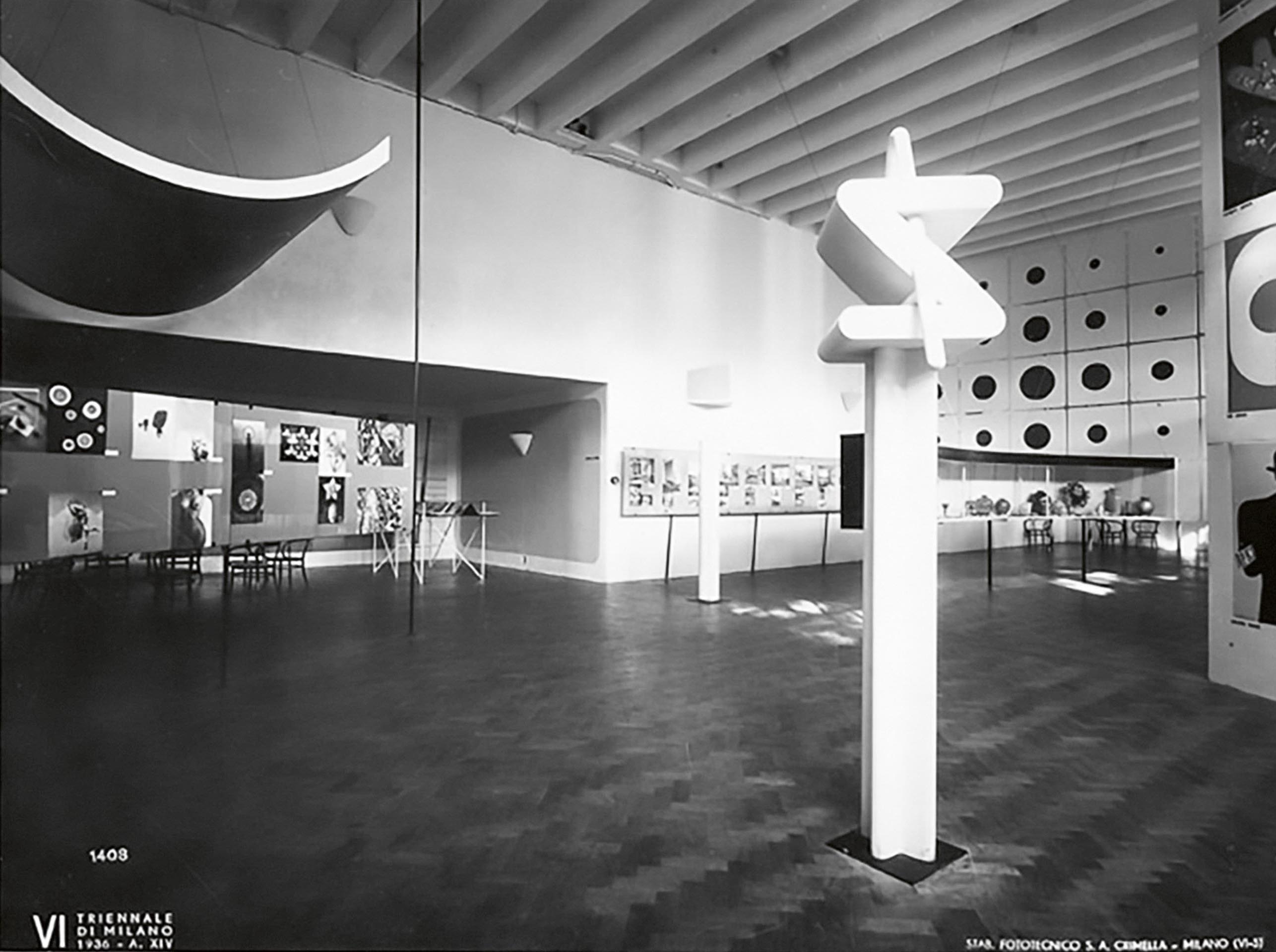 VI Triennale, Sezione Svizzera, 1936. Allestimento di Max Bill, vista della sala di lettura con il totem della sezione tipografia/fotografia.