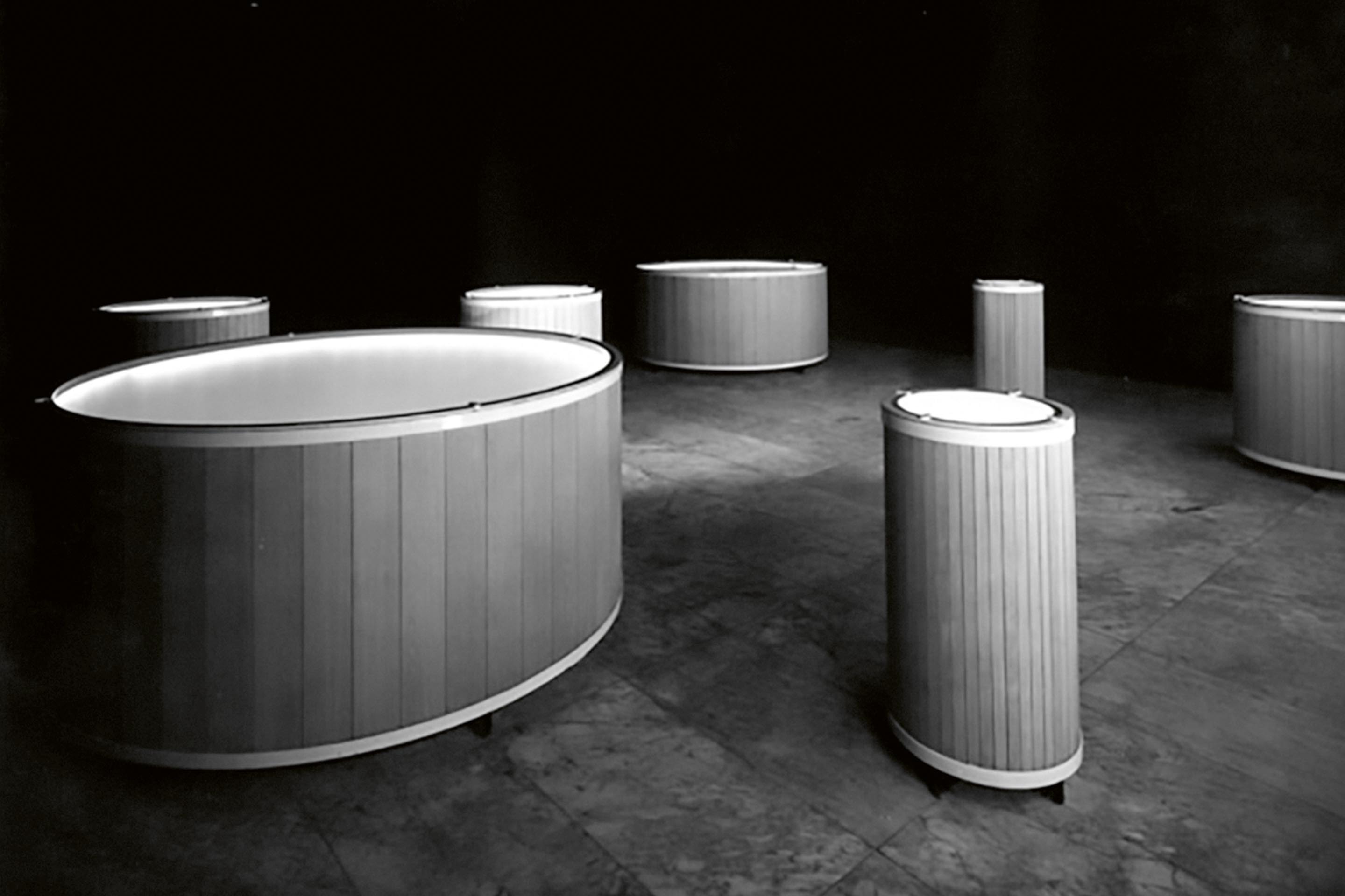 IX Triennale, Sezione Svizzera, 1951. Allestimento di Max Bill, vista dei cilindri espositivi.