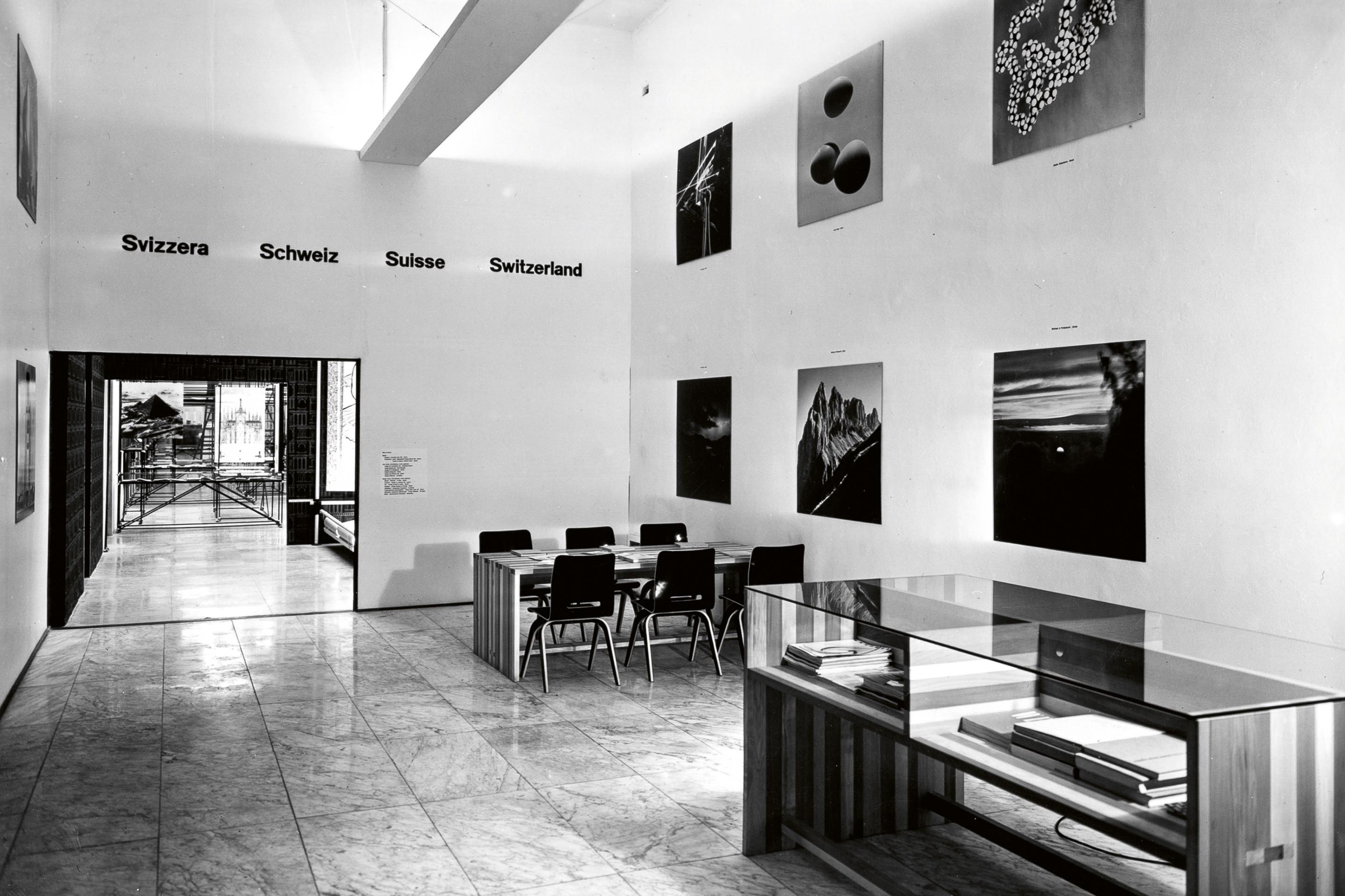 IX Triennale, Sezione Svizzera, 1951. Allestimento di Max Bill, vista del vestibolo d’ingresso.