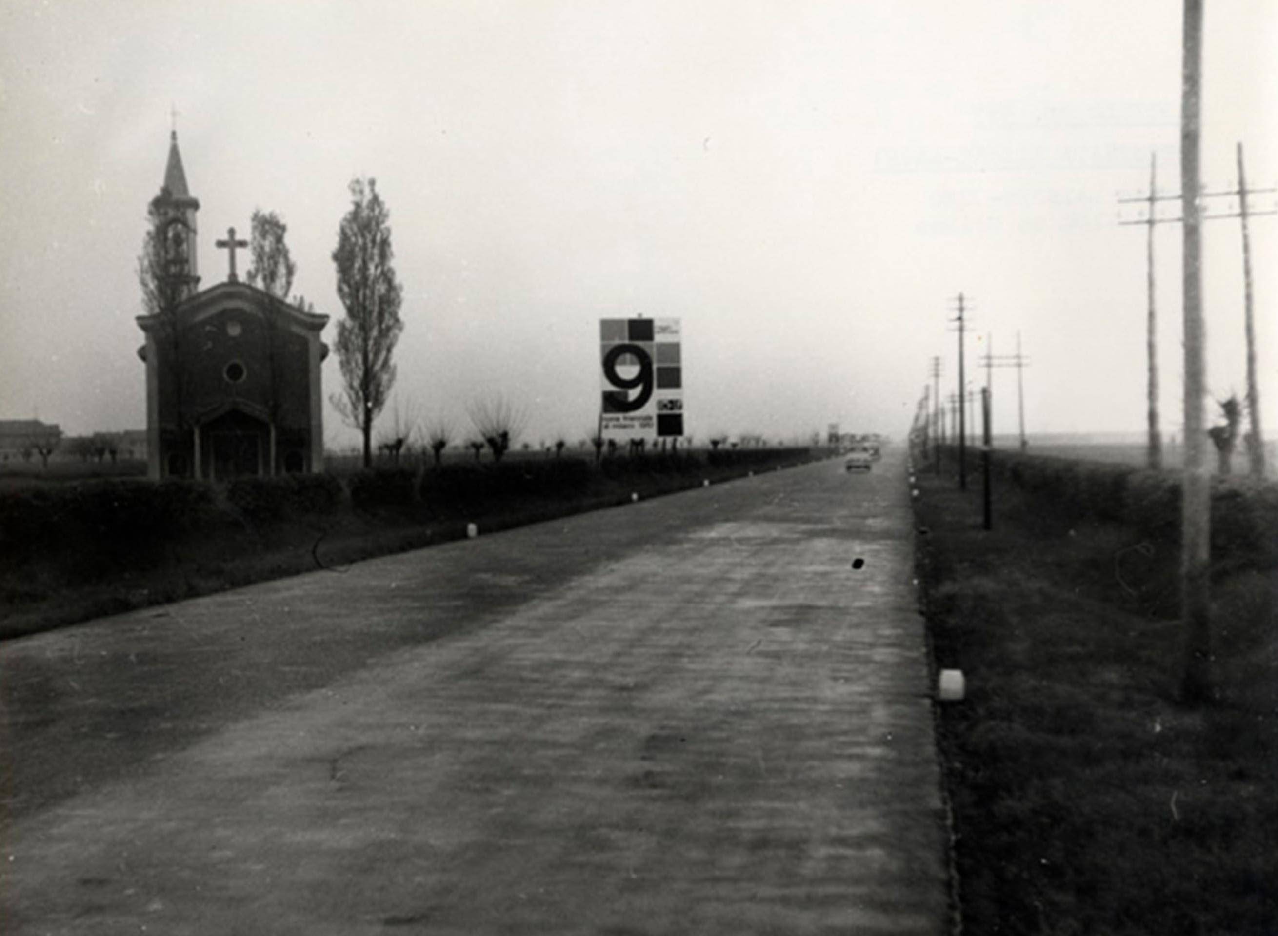 Cartello pubblicitario della IX Triennale sull’autostrada Milano-Laghi. Doc. TRN_09_23_1439.