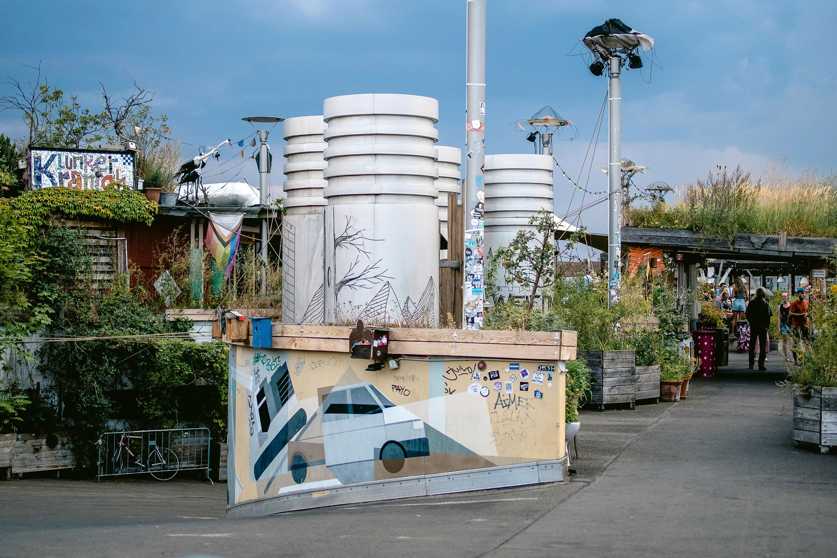 Klunkerkranich, Berlin: les bouches d’aération du parking sont visibles au travers de la végétation de la toiture terrasse.
