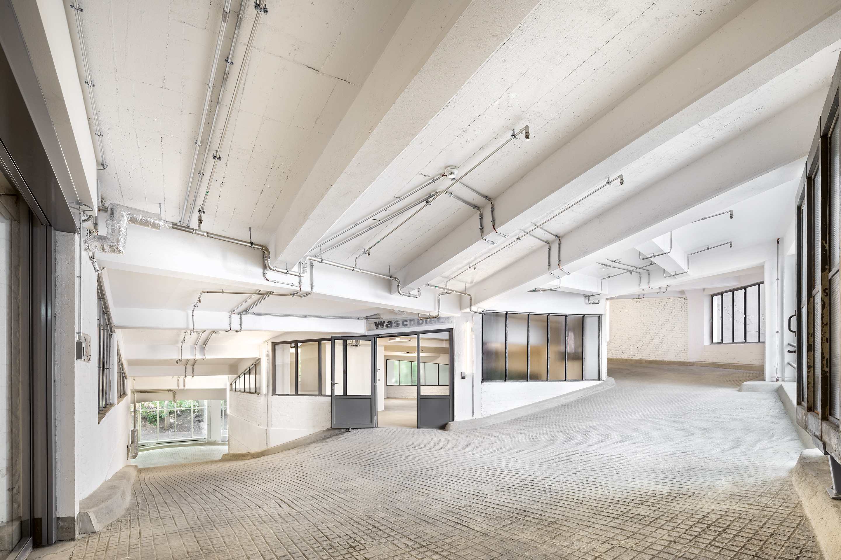 Garages Kant, Berlin: la rampe du parking rappelle la Scala de Bramante. On atteint ici à ce que le parking à de plus noble: robustesse des matériaux, fonctionnalité, générosité d’espace – on frôlerait presque le mantra vitruvien.