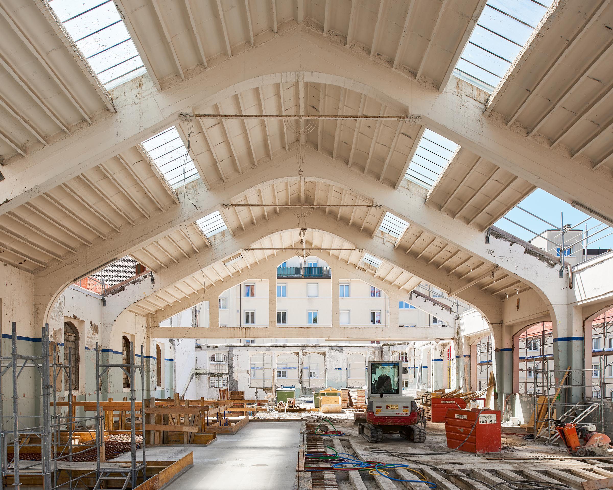 Vue de la structure existante du garage Couchirard pendant le chantier. Les architectes n’ont pas manqué d’ingéniosité pour rendre ce profond volume habitable.