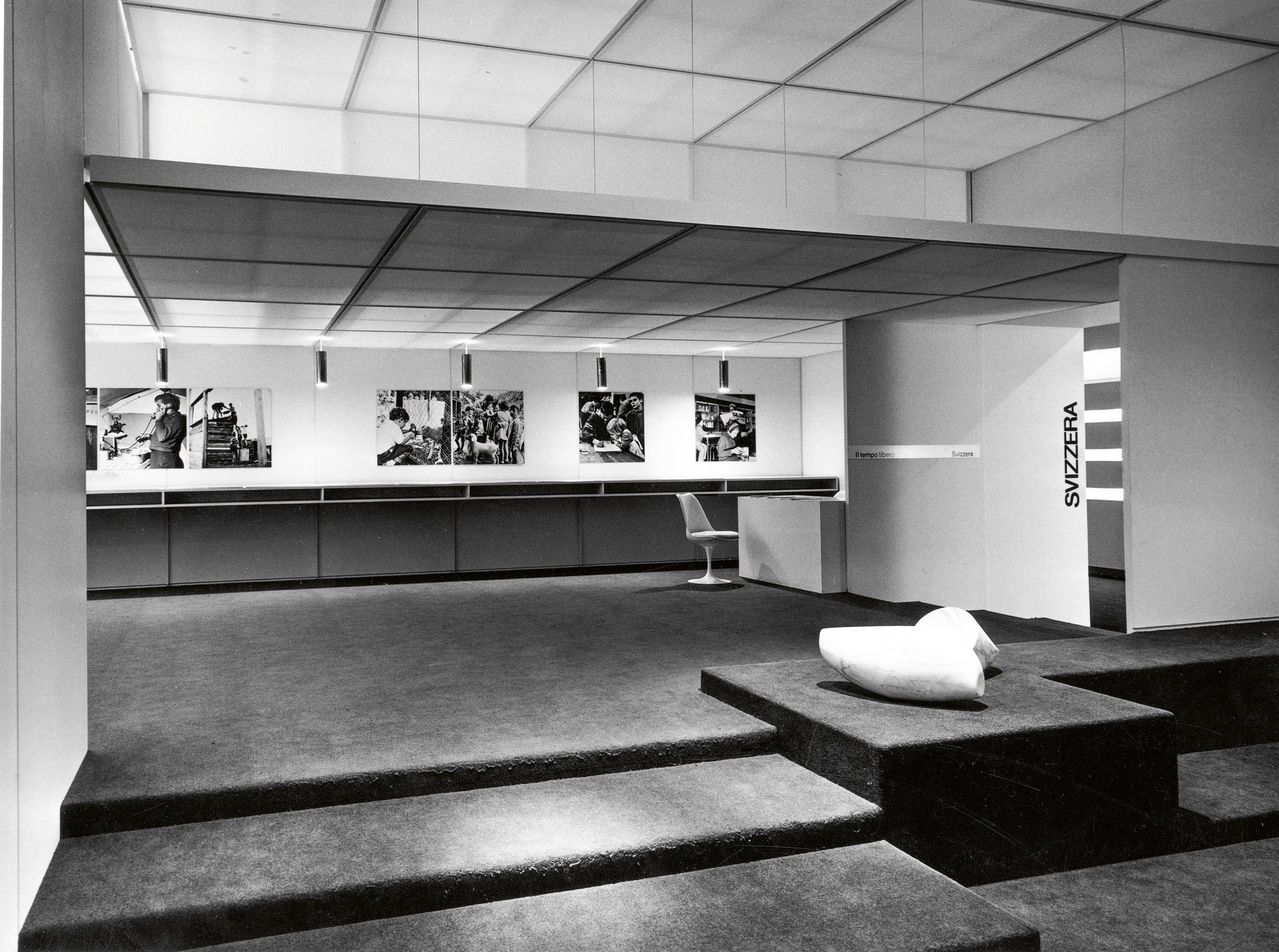 XIII Triennale, Sezione Svizzera, 1964. Allestimento di Hans Fischli, spazio dedicato alla documentazione.