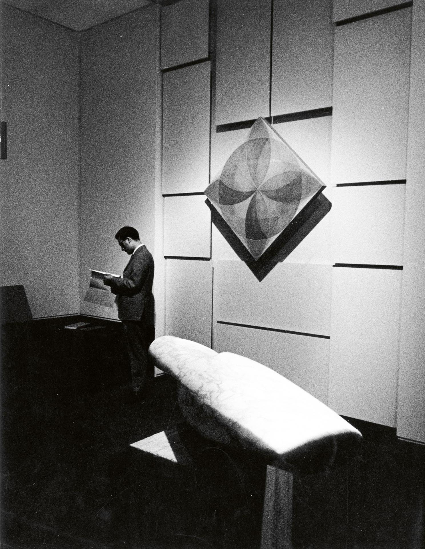 XIII Triennale, Sezione Svizzera, 1964. Allestimento di Hans Fischli, spazio dedicato alla distensione.