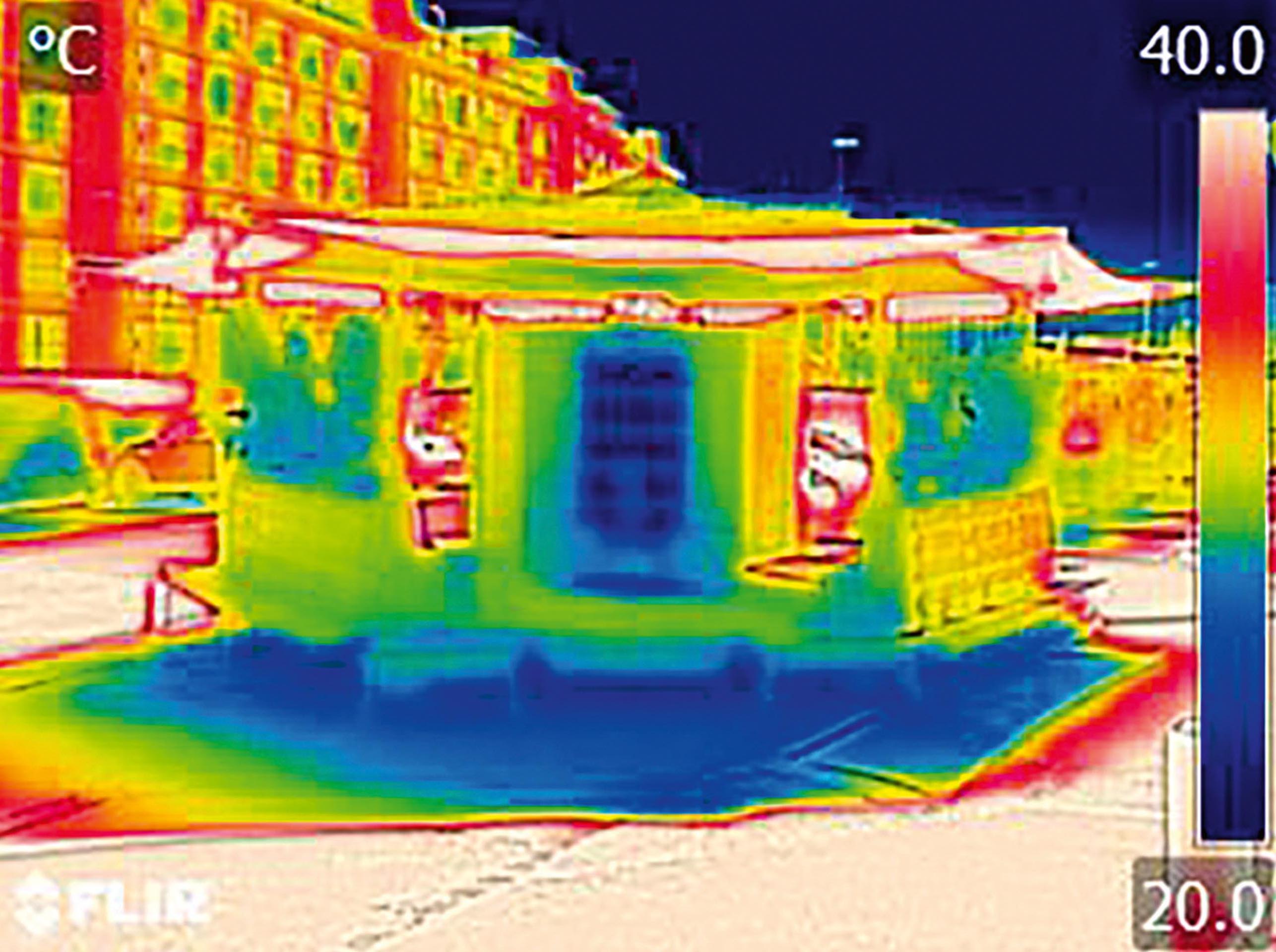 La thermographie montre que le mur recouvert d’oyas, le gravier mouillé par la chute intermittente de gouttelettes d’eau ainsi que la végétation grimpante au-dessus des bancs procurent des surfaces nettement plus fraîches que l’environnement et abaissent ainsi la température radiante moyenne.