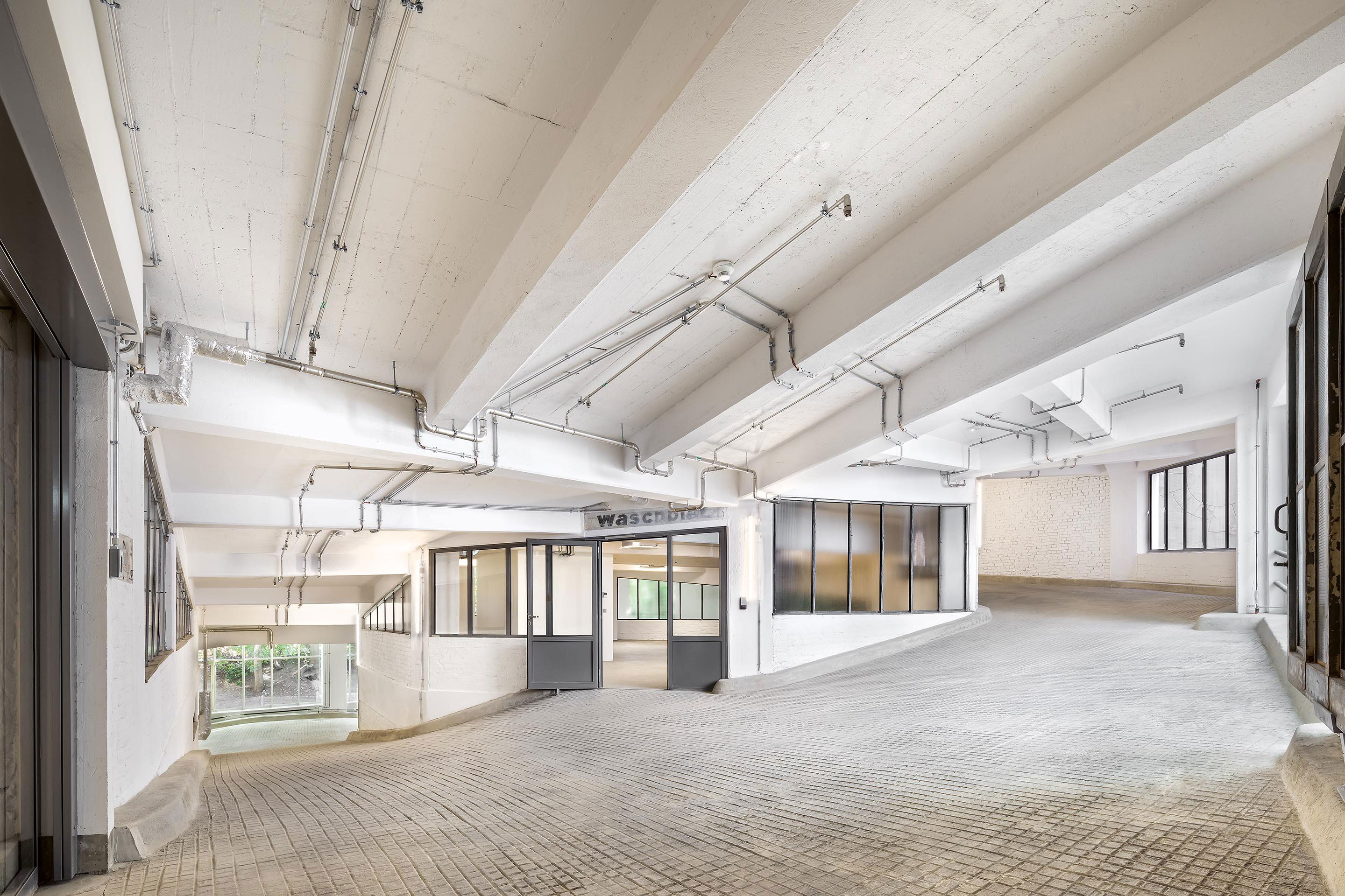 Über eine Doppelhelix – zwei ineinandergeschobene Spiralrampen – erreichten die Autos noch bis 2017 die Geschosse der von Hermann Herrey und Richard Paulick 1929–1930 entworfenen Kant-Garagen. Heute ist daraus eine promenade architecturale geworden.