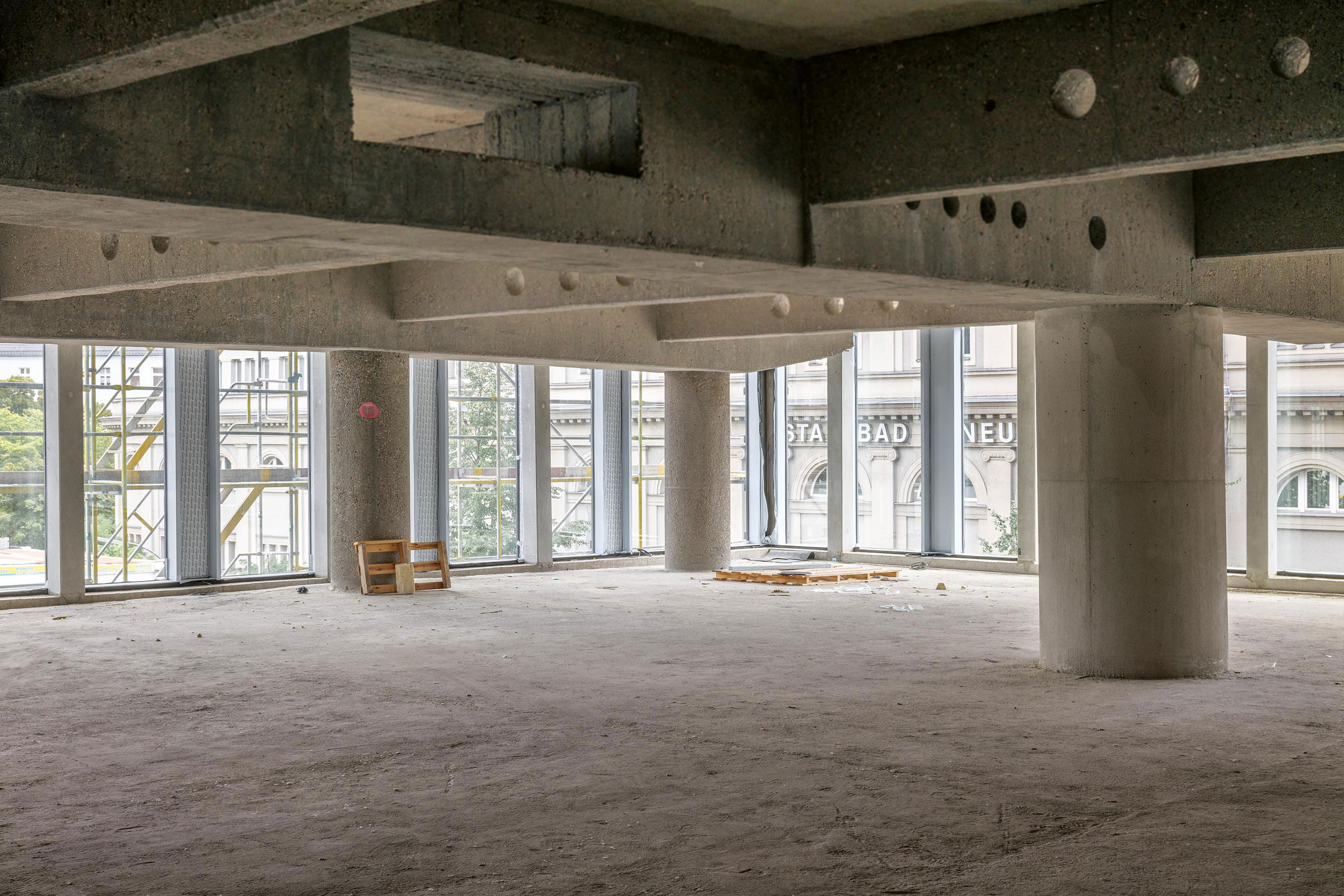 Die Latexfarbe auf der Tragstruktur des Parkhauses wurde wassergestrahlt. Das kreierte ein so nie geplantes  Sichtbetoninterieur: das Innere der Co-Working-Räume «Kalle Neukölln».