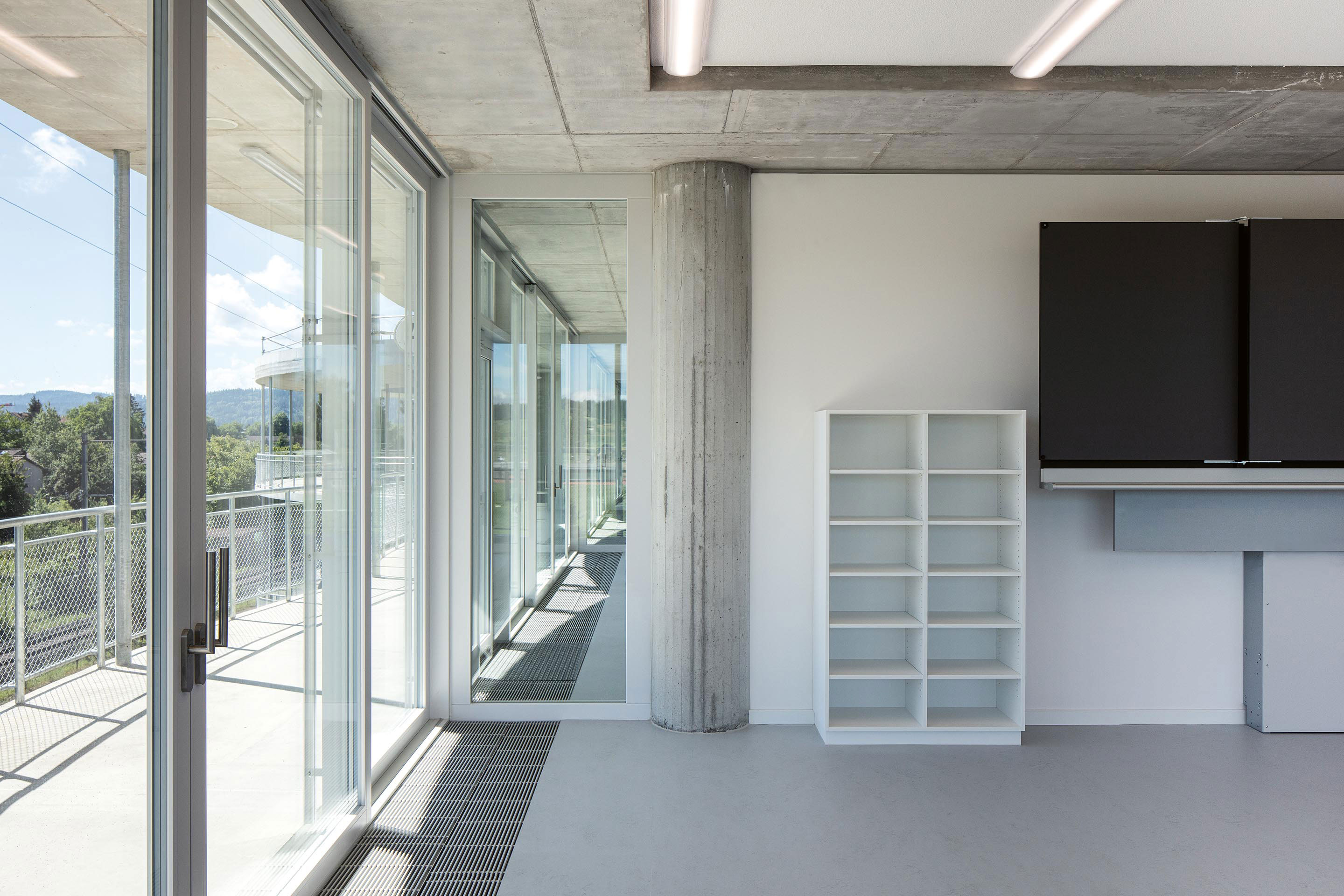 Ein Showroom für eine suffiziente Raumorganisation? Die Klassenzimmer  im Wallrüti-Schulhaus können bei Bedarf zusammengeschlossen werden  und sind über die Erschliessungszonen im Freien erreichbar.