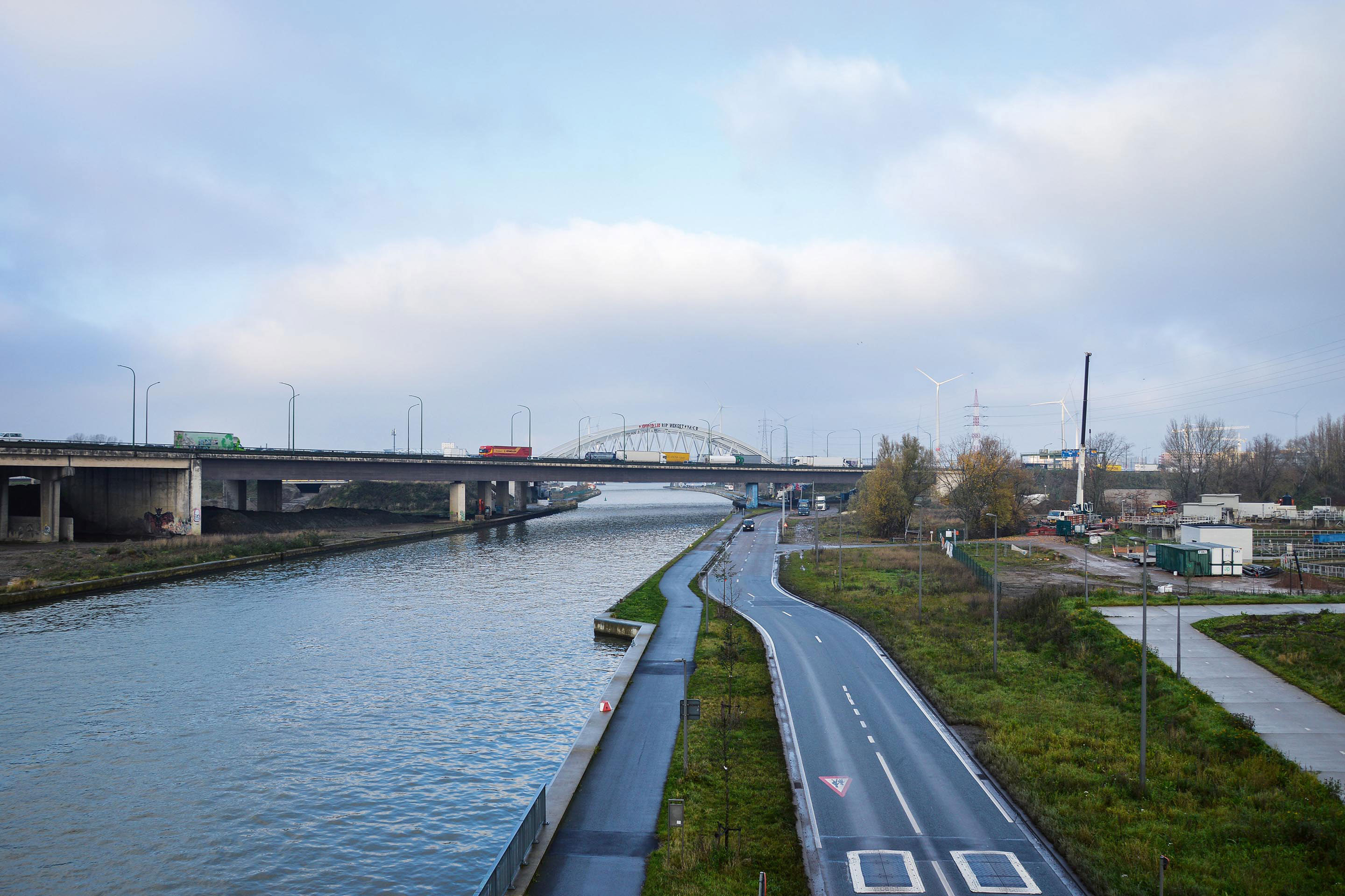 In Antwerpen besteht die Landschaft um die Autobahn aus Flussgebieten, Waldfragmenten und Wiesen. Der in den 1960er-Jahren nach amerikanischem Vorbild entworfene Ring wird von schmalen Vegetationsstreifen eingerahmt. Die von den Aktivisten während des Planungsprozesses organisierten Feierlichkeiten haben dazu beigetragen, dass diese zuvor gemiedenen Orte wiederentdeckt wurden. Jeden Tag passieren fast 80’000 LKW diese Strecke. Bis 2032 soll der Verkehr unter die Erde verlegt werden.